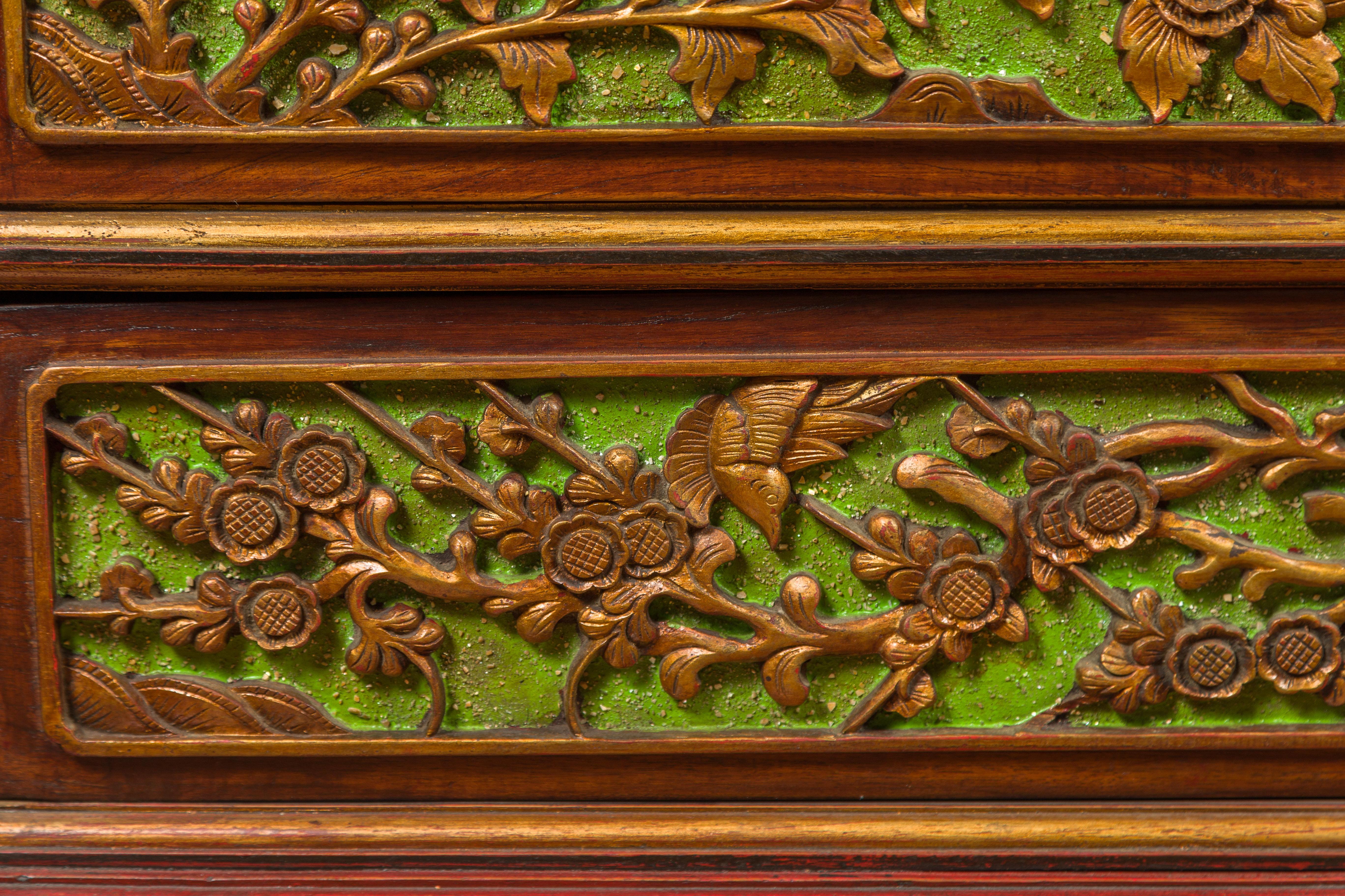 commode à trois tiroirs en polychrome de Madurese du 19e siècle avec motifs floraux sculptés en vente 3