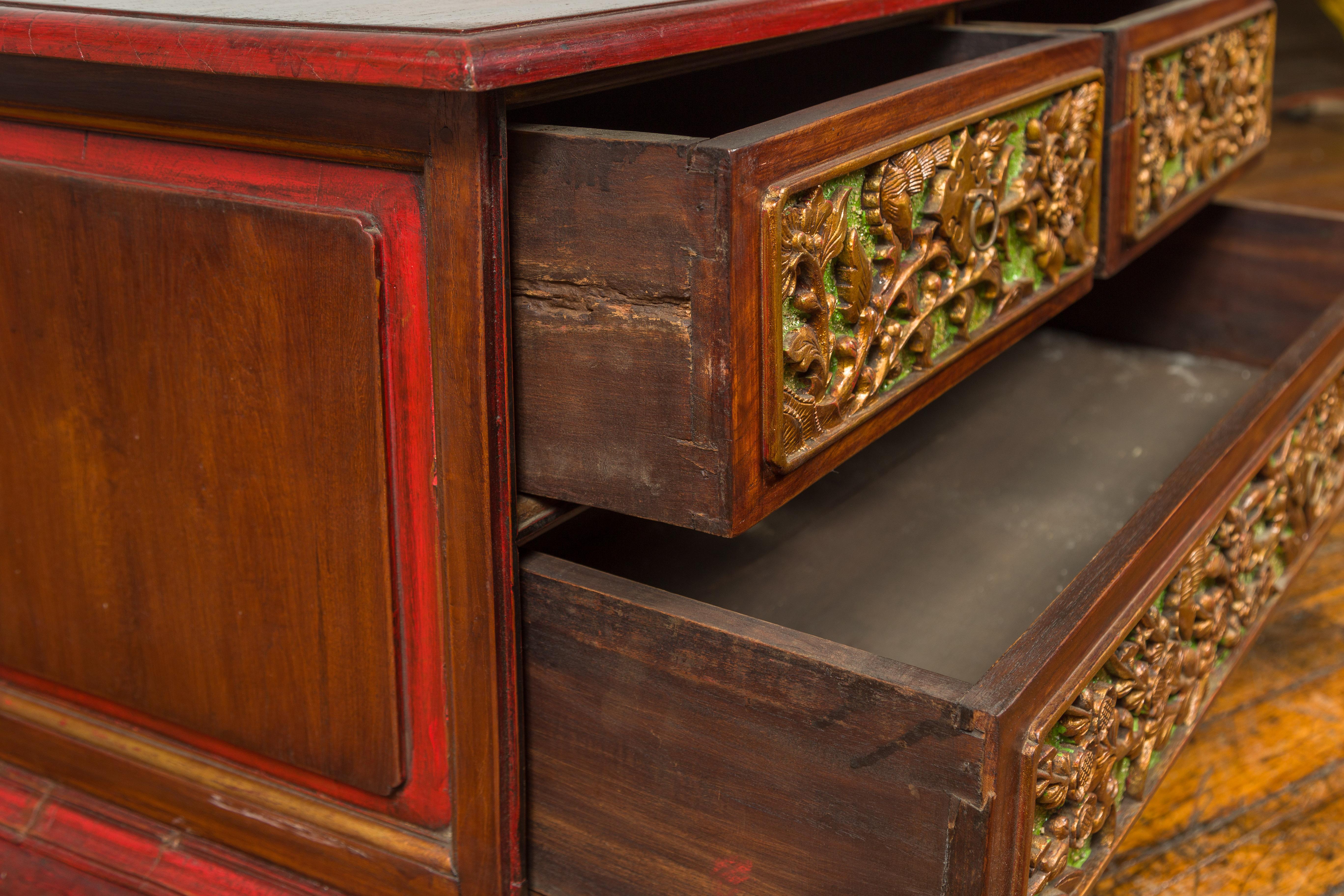 commode à trois tiroirs en polychrome de Madurese du 19e siècle avec motifs floraux sculptés en vente 6