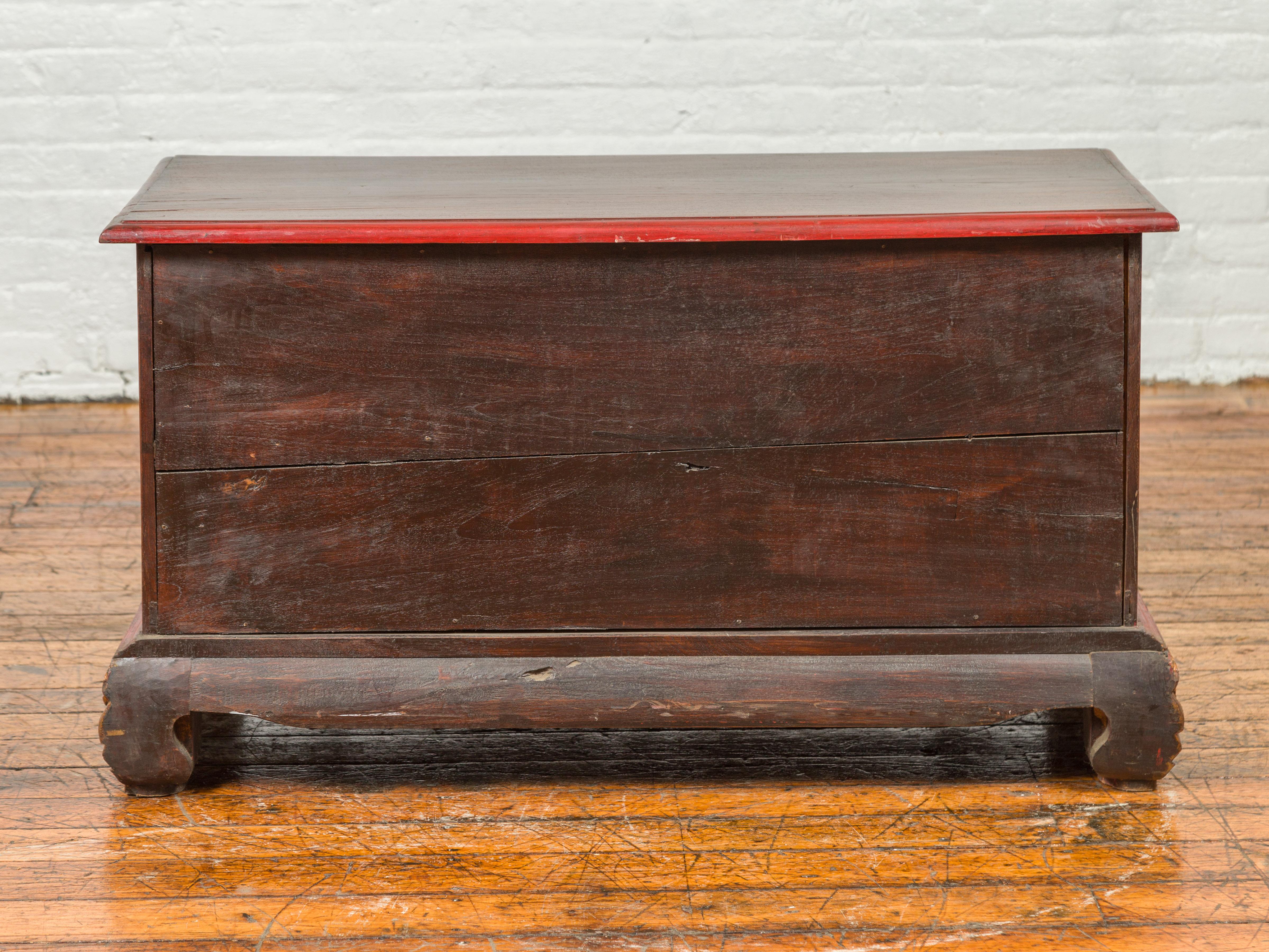 commode à trois tiroirs en polychrome de Madurese du 19e siècle avec motifs floraux sculptés en vente 11