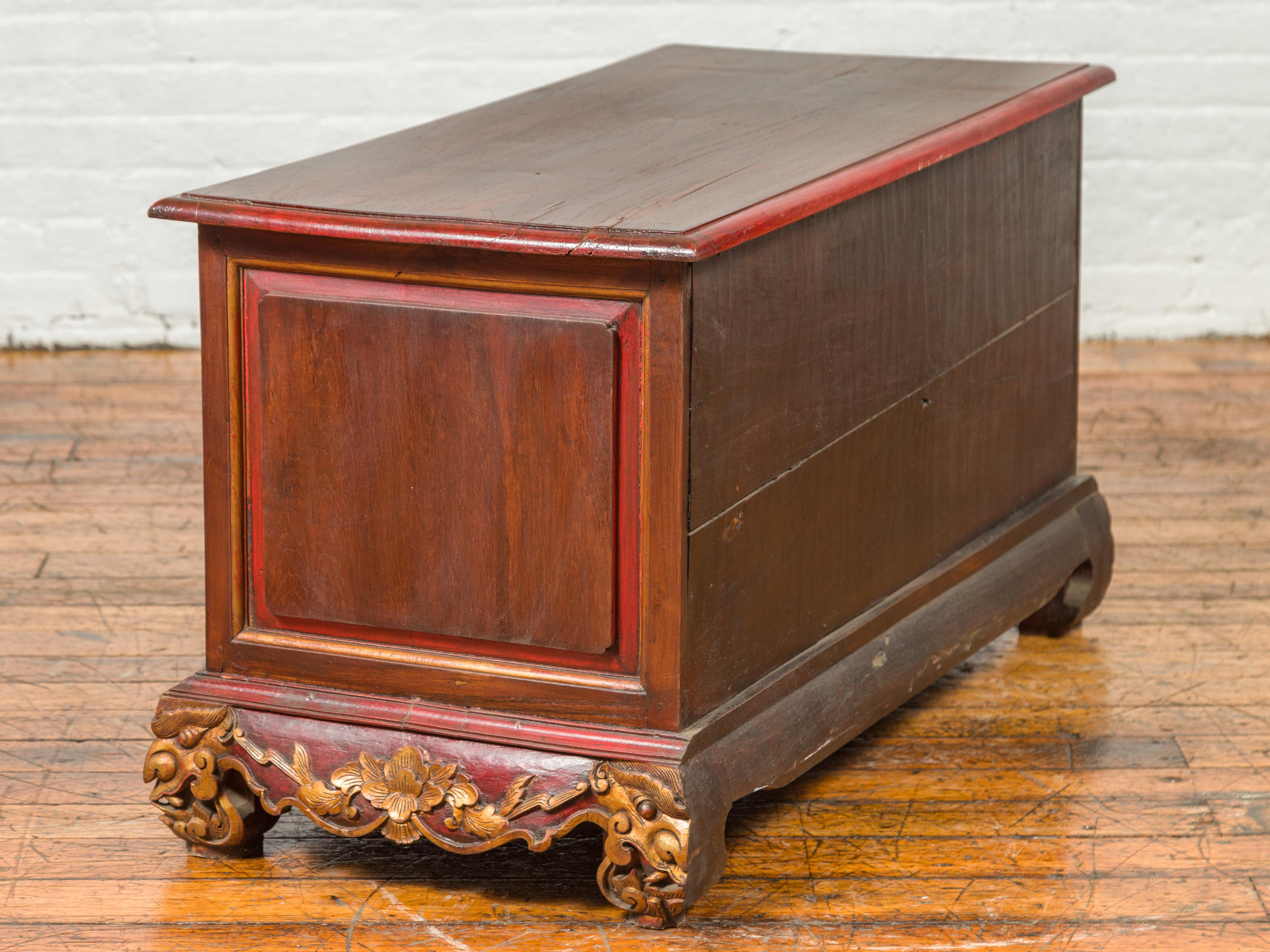 commode à trois tiroirs en polychrome de Madurese du 19e siècle avec motifs floraux sculptés en vente 12
