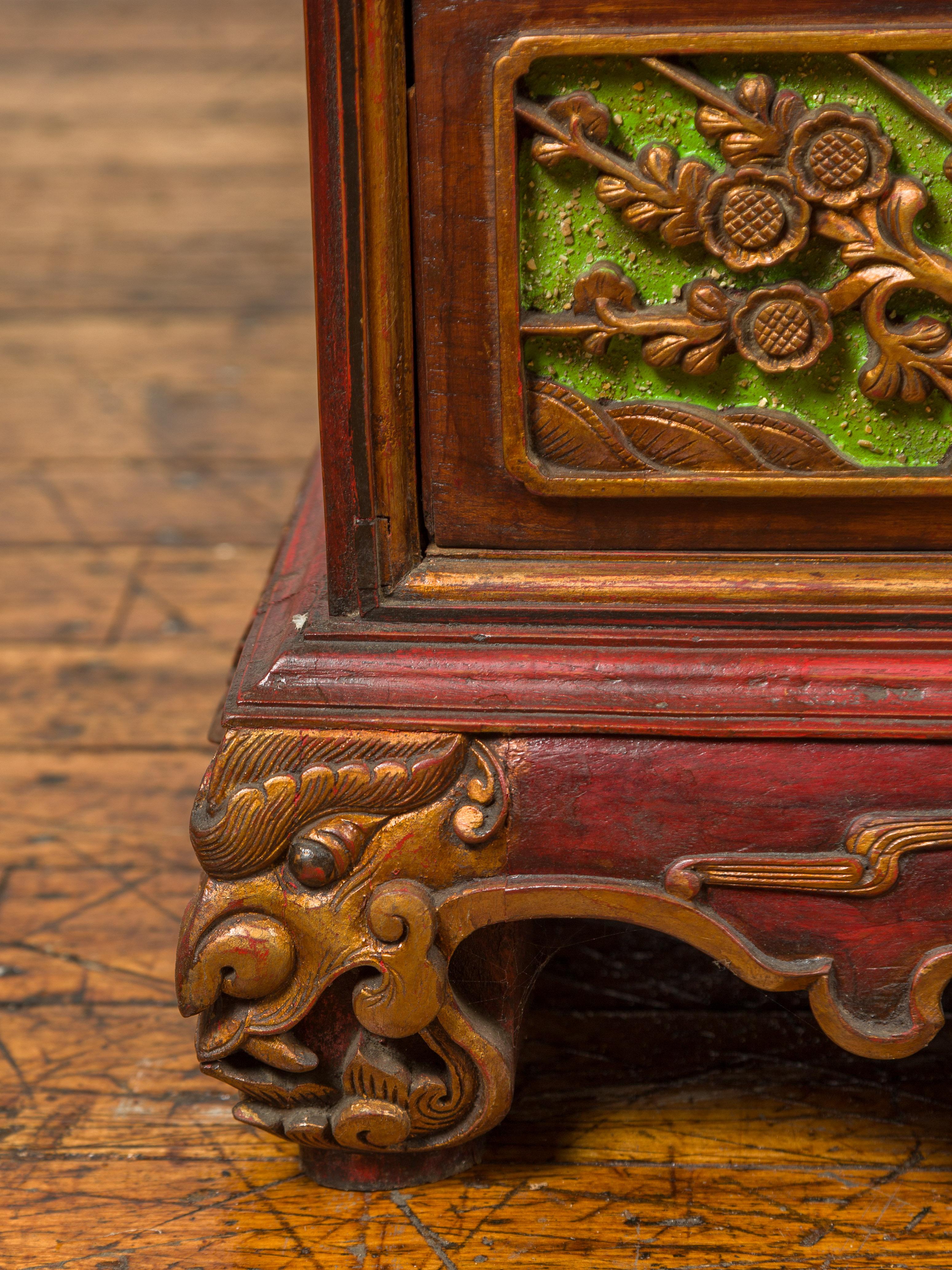 commode à trois tiroirs en polychrome de Madurese du 19e siècle avec motifs floraux sculptés en vente 1