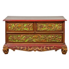 commode à trois tiroirs en polychrome de Madurese du 19e siècle avec motifs floraux sculptés