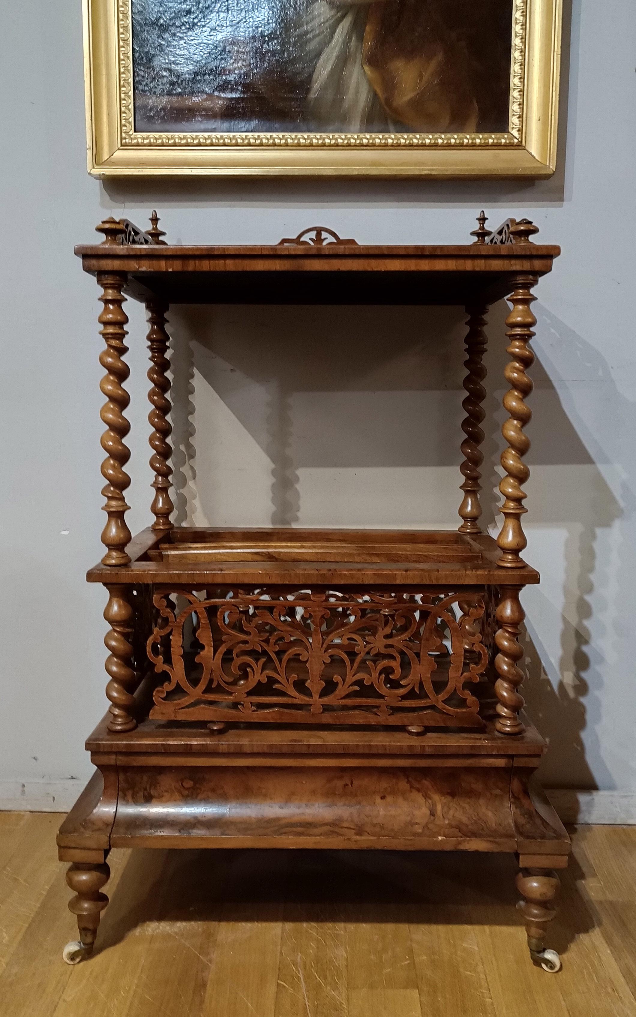 This magazine rack is a unique piece, characterized by its elegance and refinement. Made entirely of fine briar and solid walnut, it is a piece of furniture that reflects the typical English manufacturing of the mid-19th century. The design