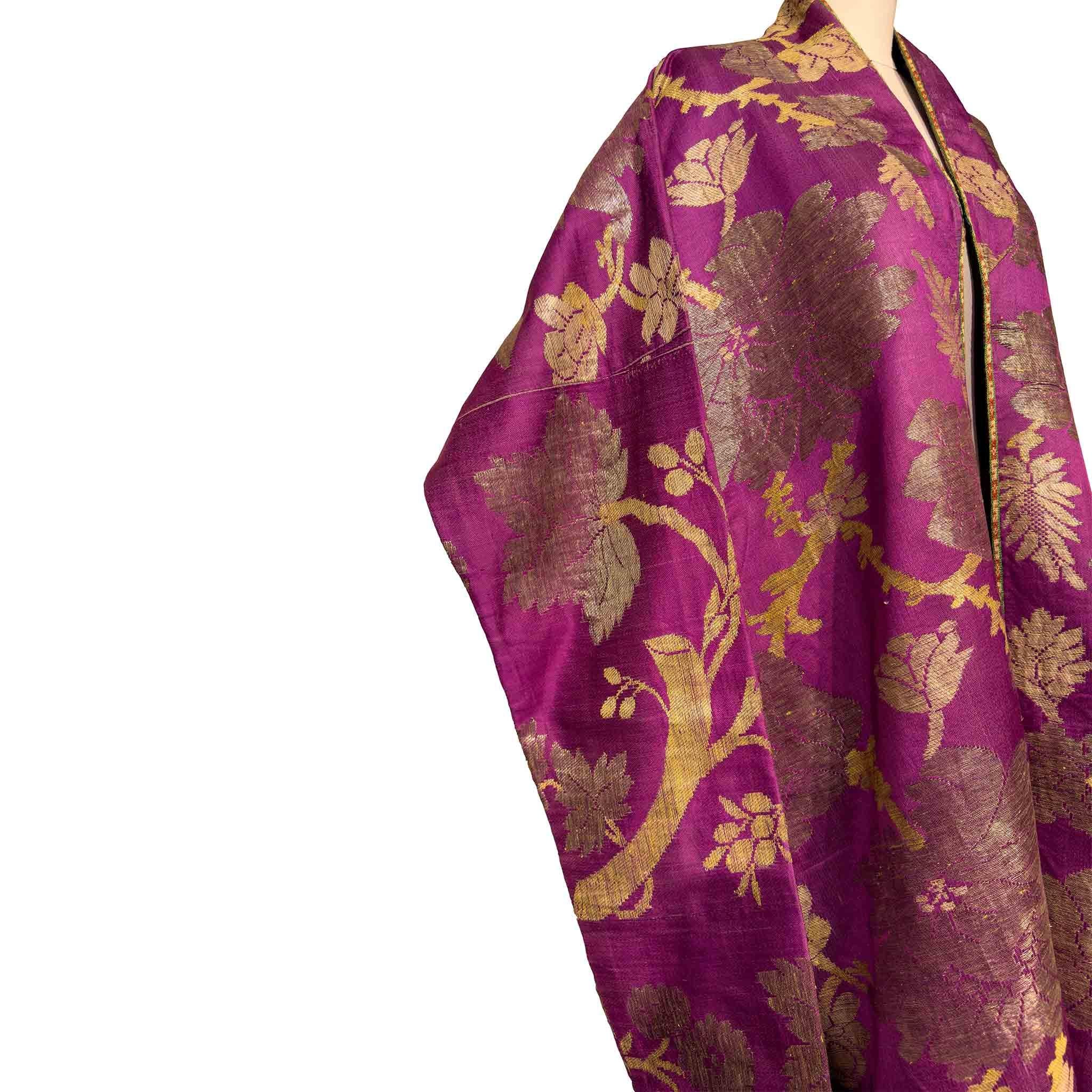 Chapan de Bujara de brocado de seda magenta del siglo XIX Islámico en venta