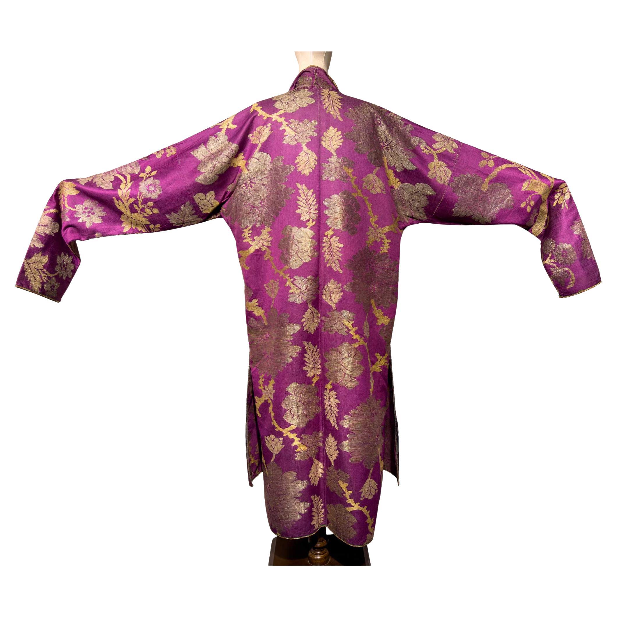 Chapan di Bukhara in broccato di seta magenta del XIX secolo