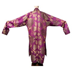 Chapan di Bukhara in broccato di seta magenta del XIX secolo