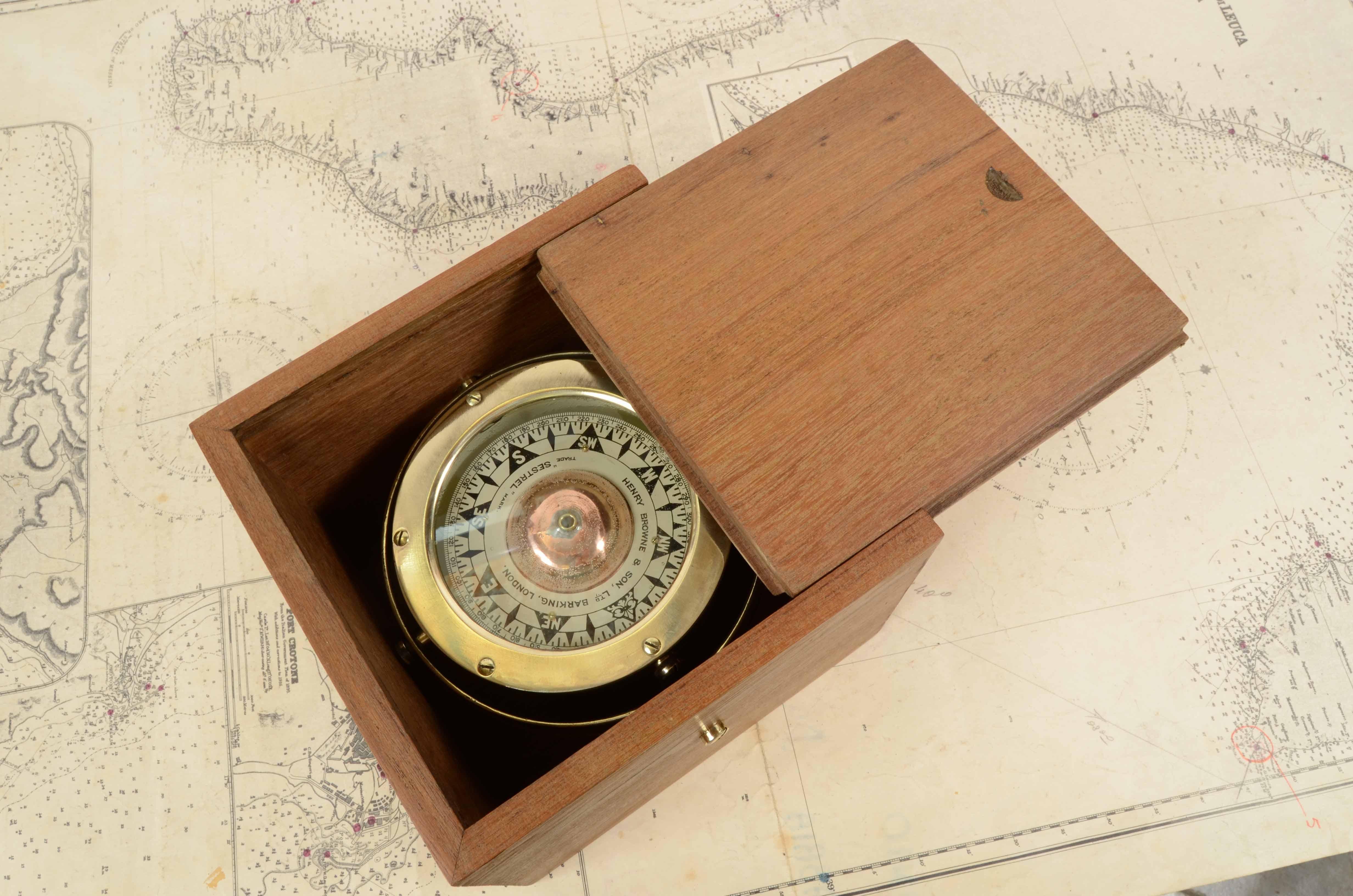 Magnetic nautical compass, signed Henry Browne & Son Ltd Barking & London Trade Sestrel Mark, Barking & London, second half of the 19th century . 
Contained in its originale wooden box. 
Very good condition. Diameter compass inche 5.35, Measure