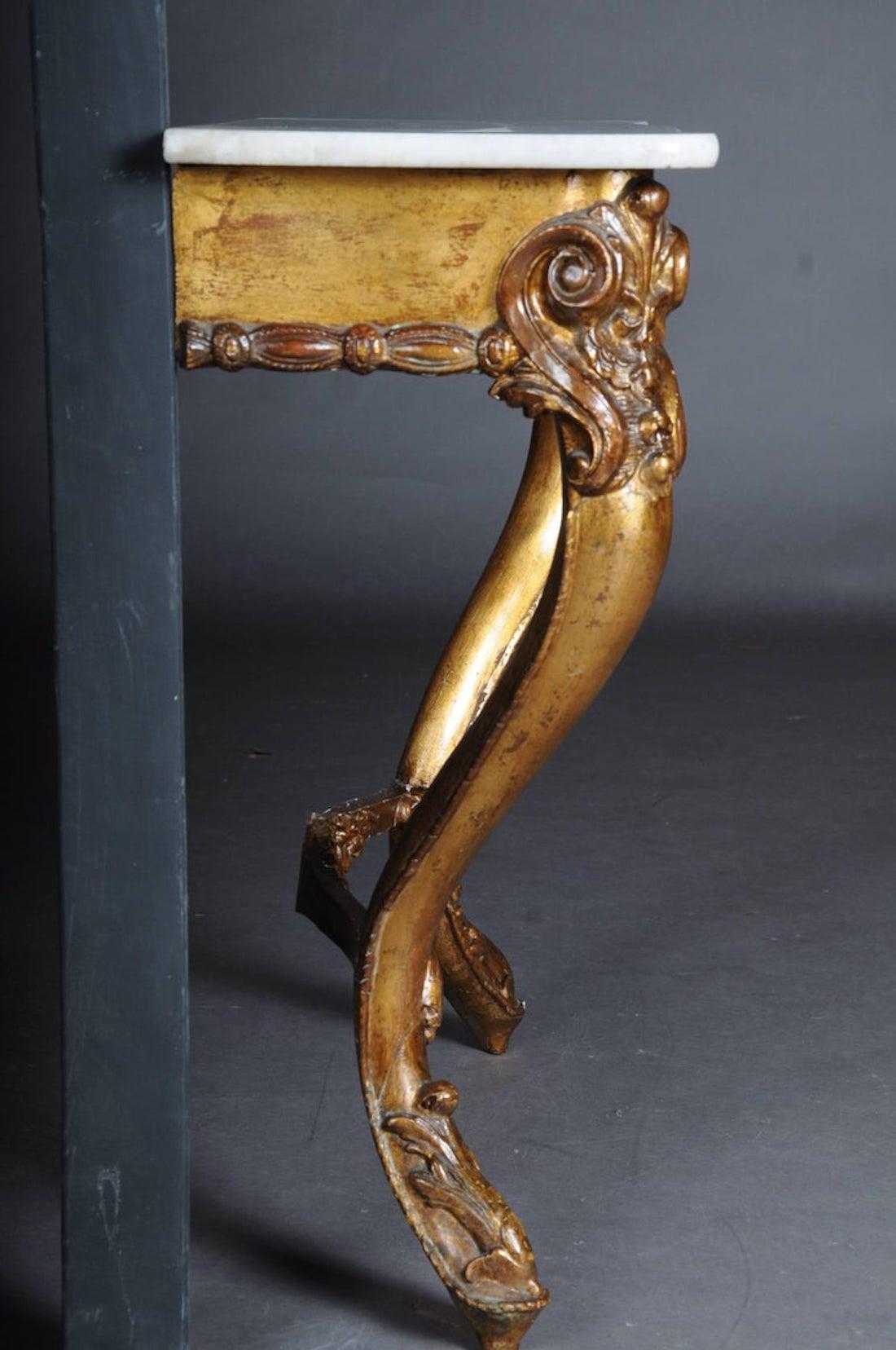 Prächtige Barockkonsole vergoldet, um 1880

Korpus aus Massivholz, verziert mit Stuckelementen, Deckplatte aus weißem Marmor.

(E-31).
