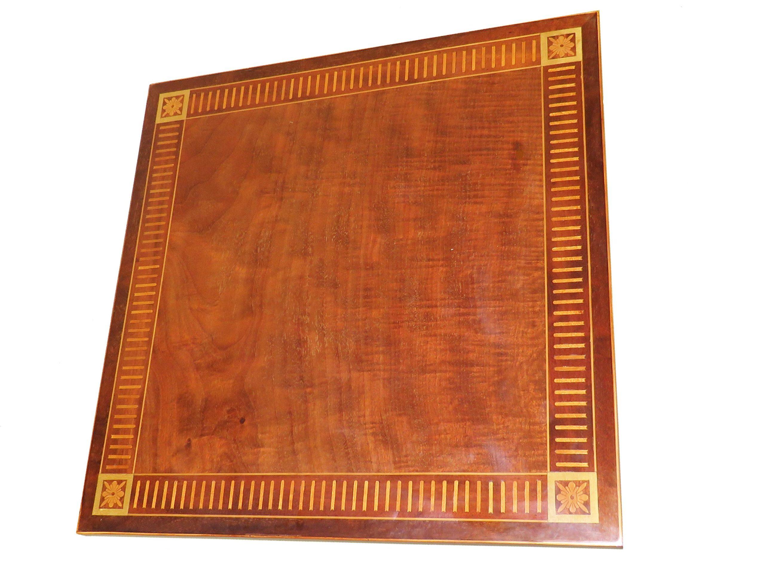 Offenes, drehbares Bücherregal aus Mahagoni des 19. Jahrhunderts mit gut gemaserter und eingelegter quadratischer Platte über Abschnitten mit Lattenunterteilungen, die auf einem originalen Metallrahmen und Rollen stehen. Im Allgemeinen werden