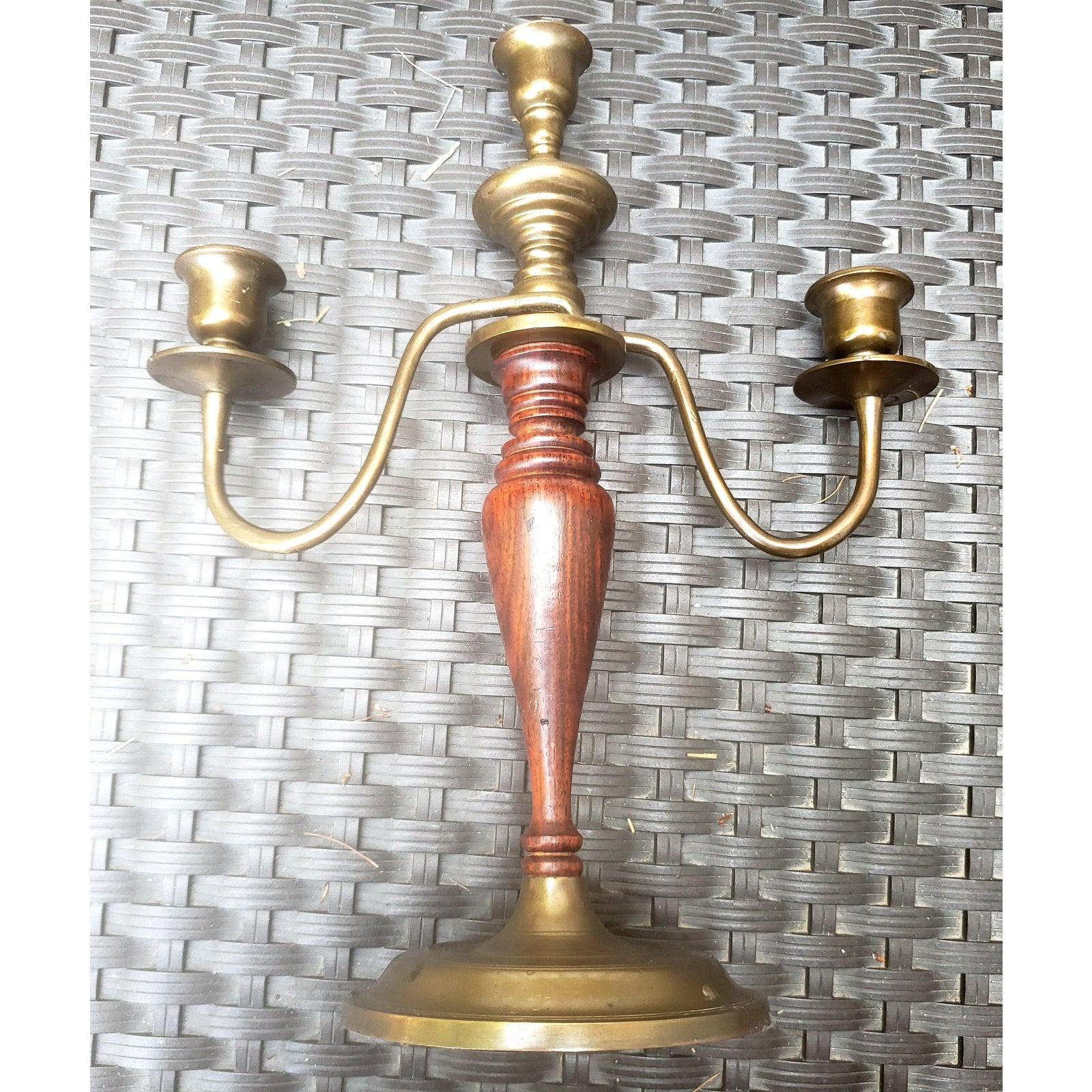 Ottone Candelabri in mogano e ottone del XIX secolo, una coppia in vendita