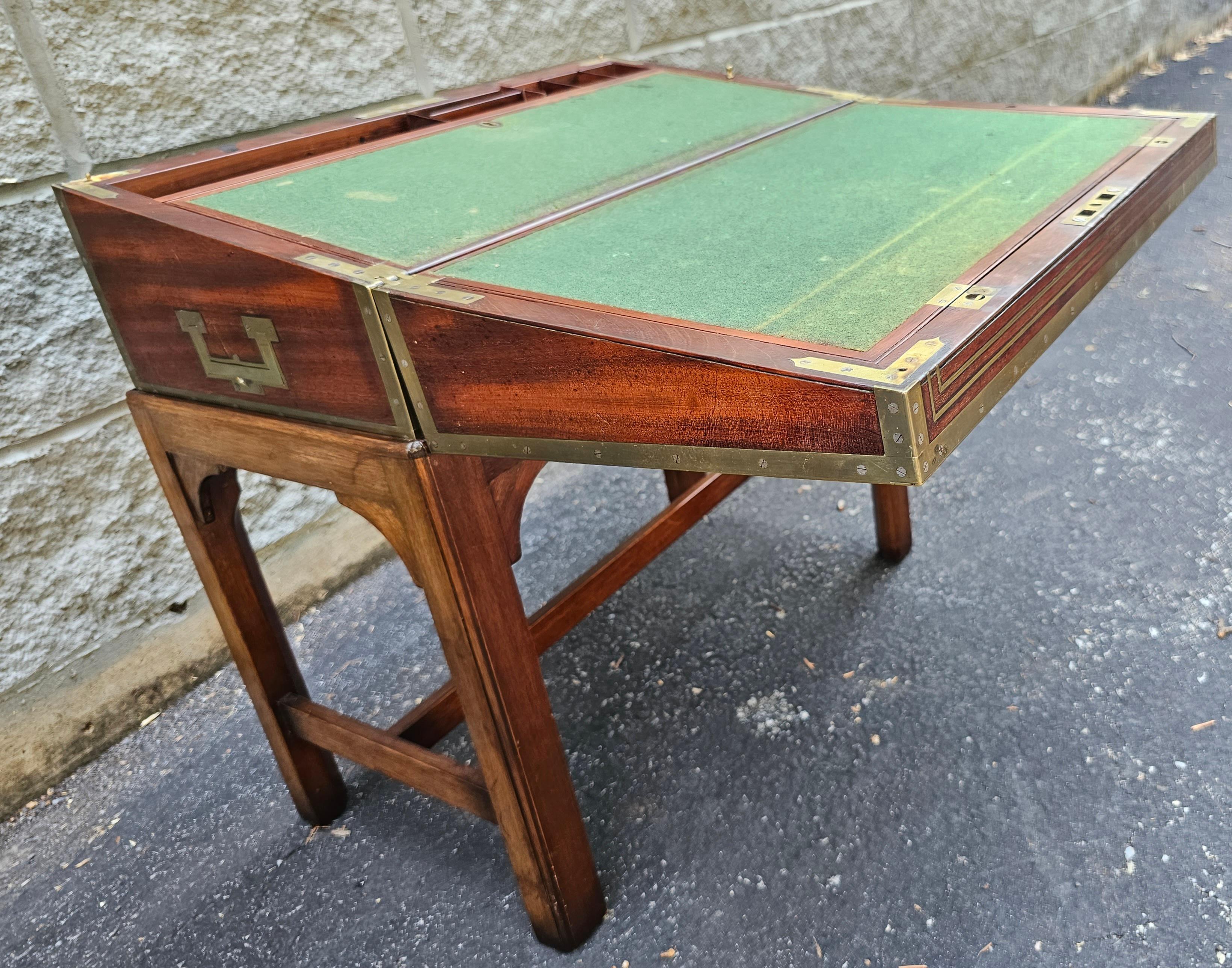 Scrivania da viaggio del XIX secolo in mogano e intarsi in ottone su cavalletto in vendita 11
