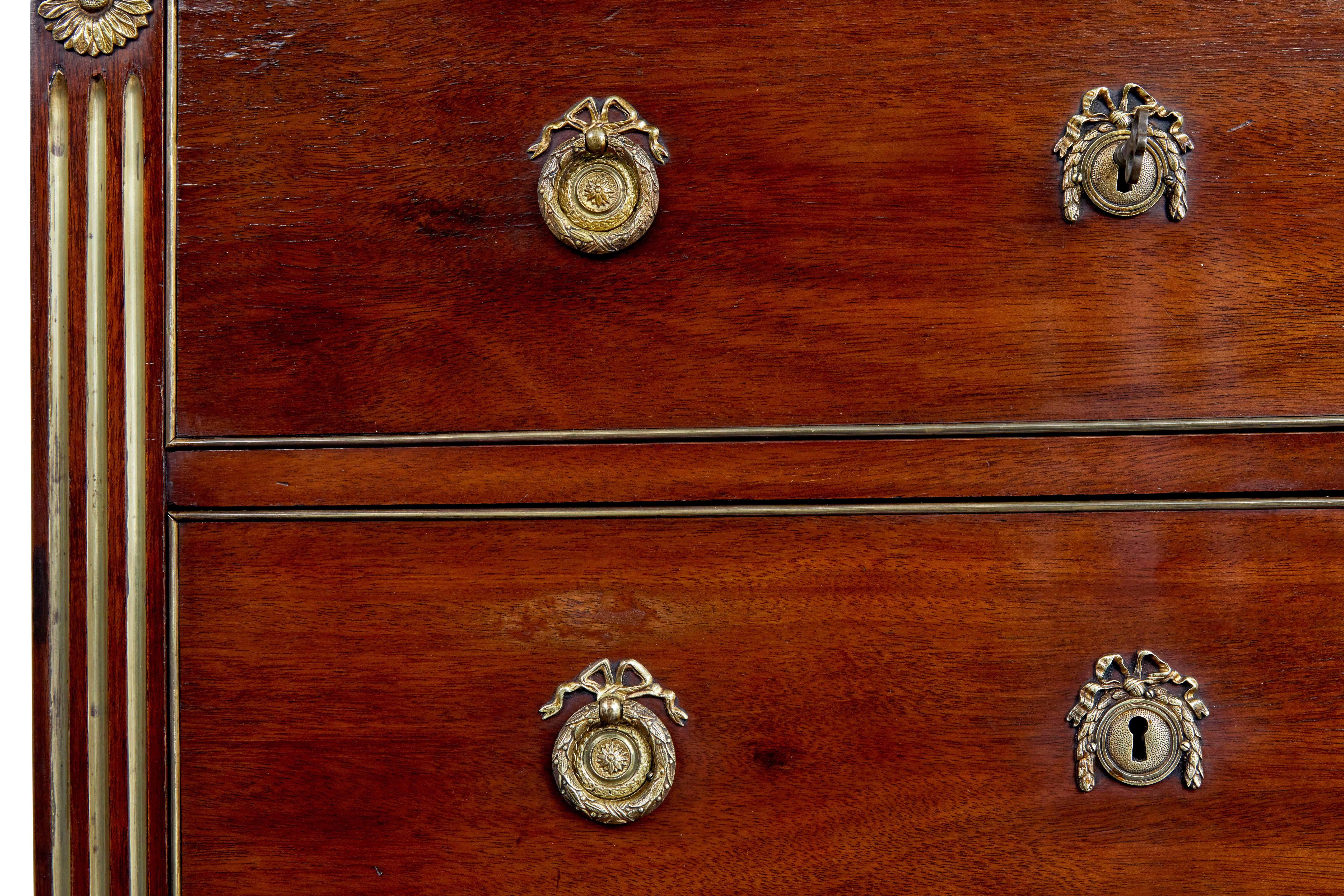 Mogano Cassettiera alta in mogano e ottone del XIX secolo in vendita