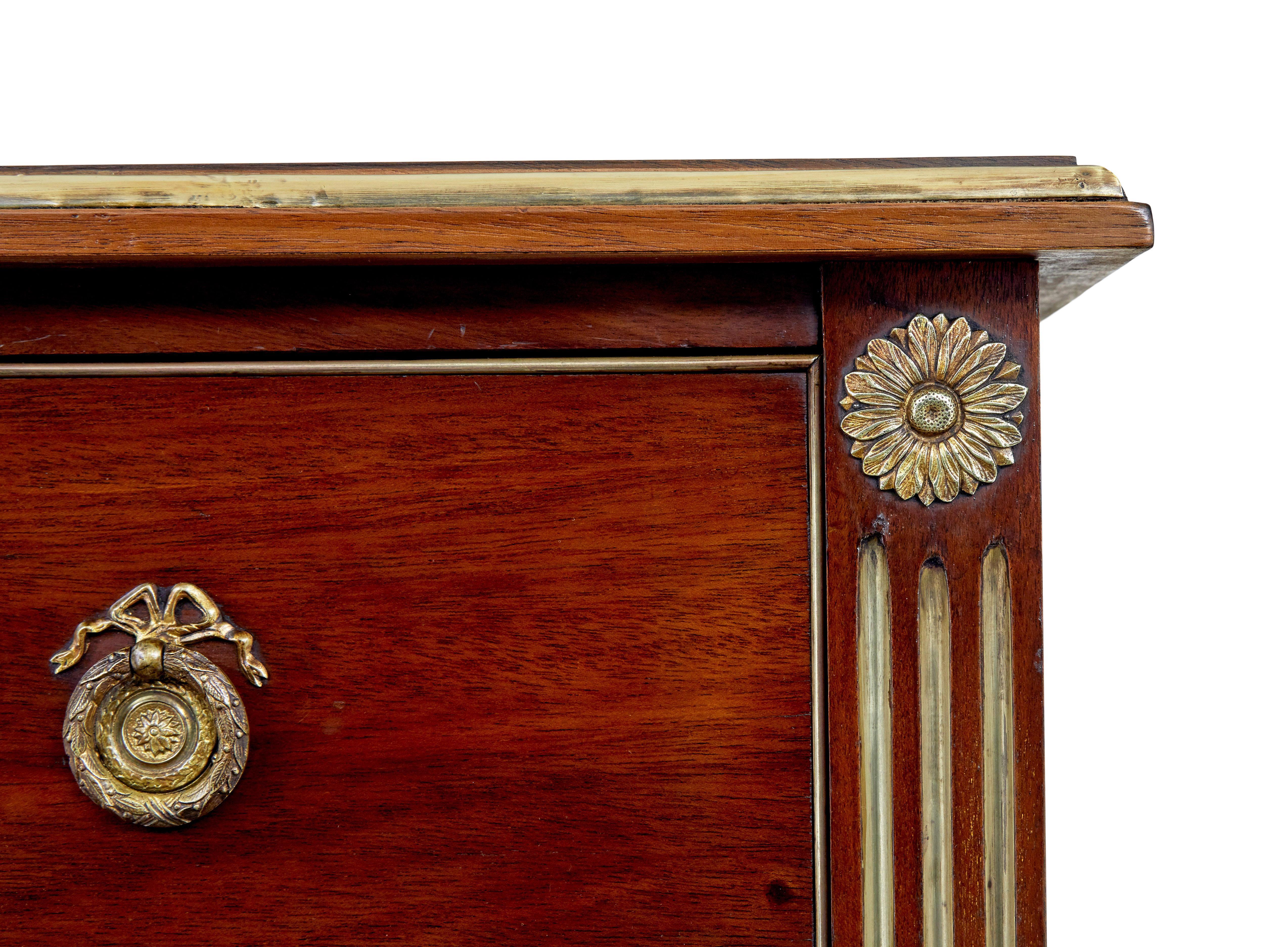 Cassettiera alta in mogano e ottone del XIX secolo in vendita 1