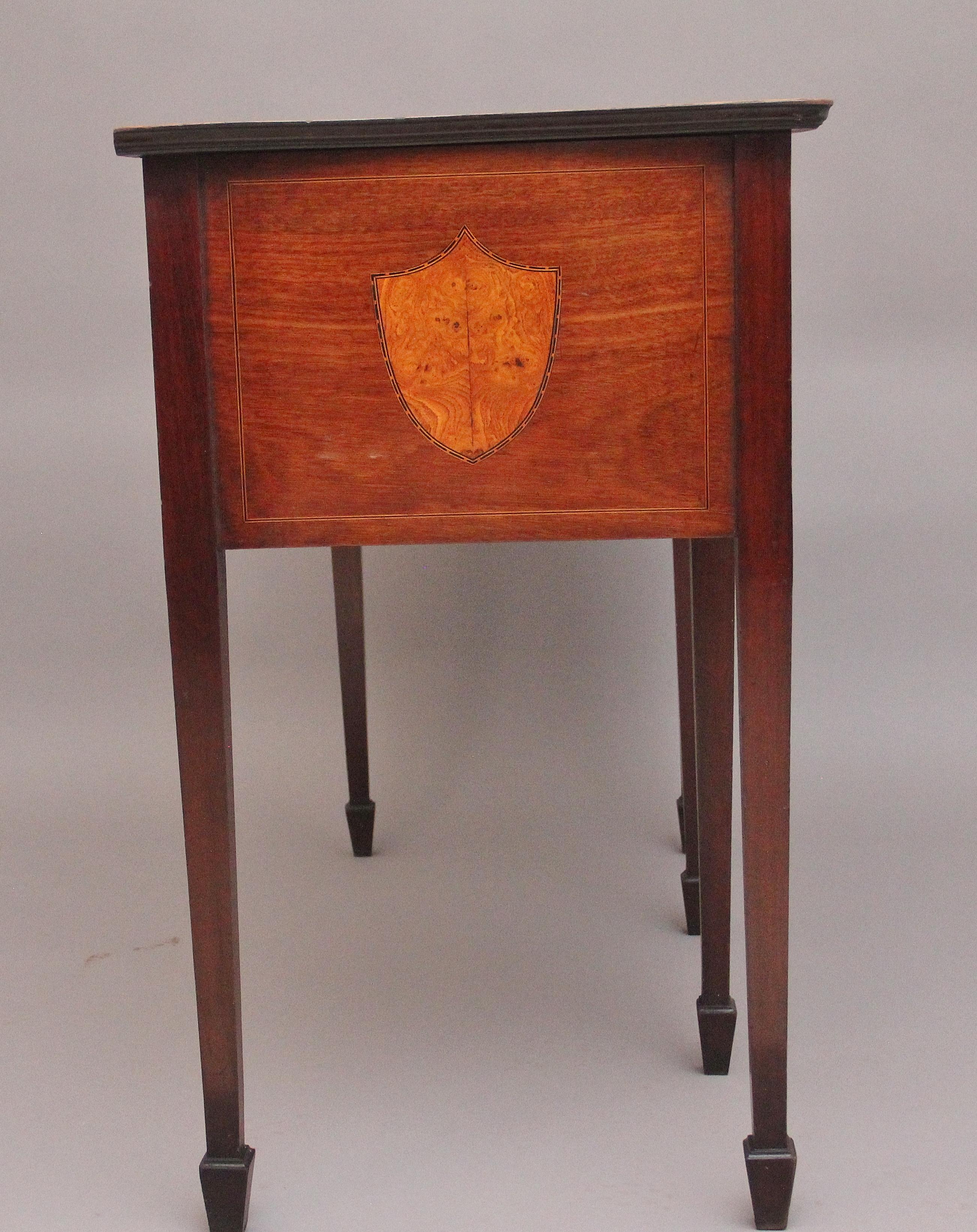 Credenza in mogano e radica di olmo del XIX secolo di 