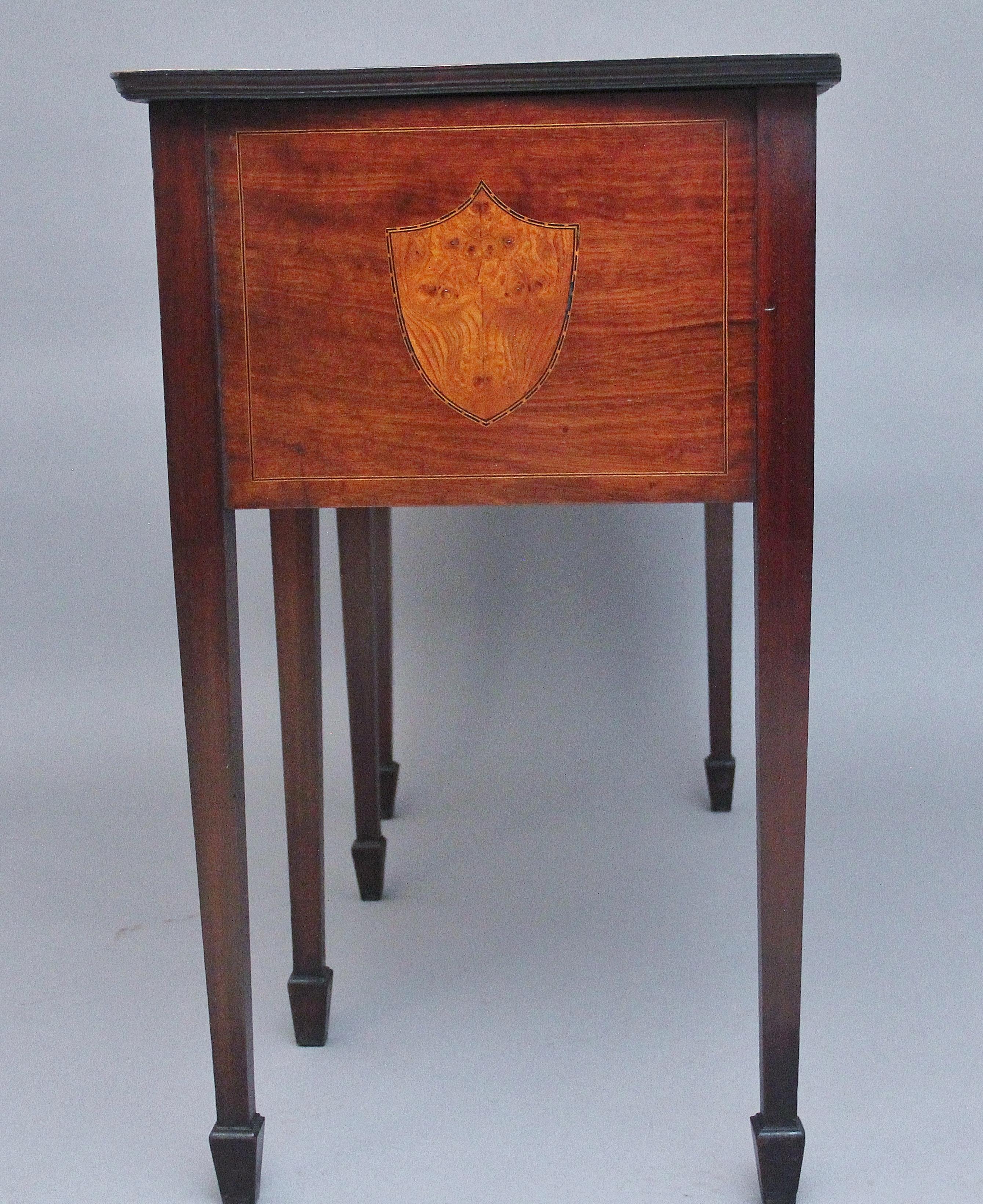 Credenza in mogano e radica di olmo del XIX secolo di 