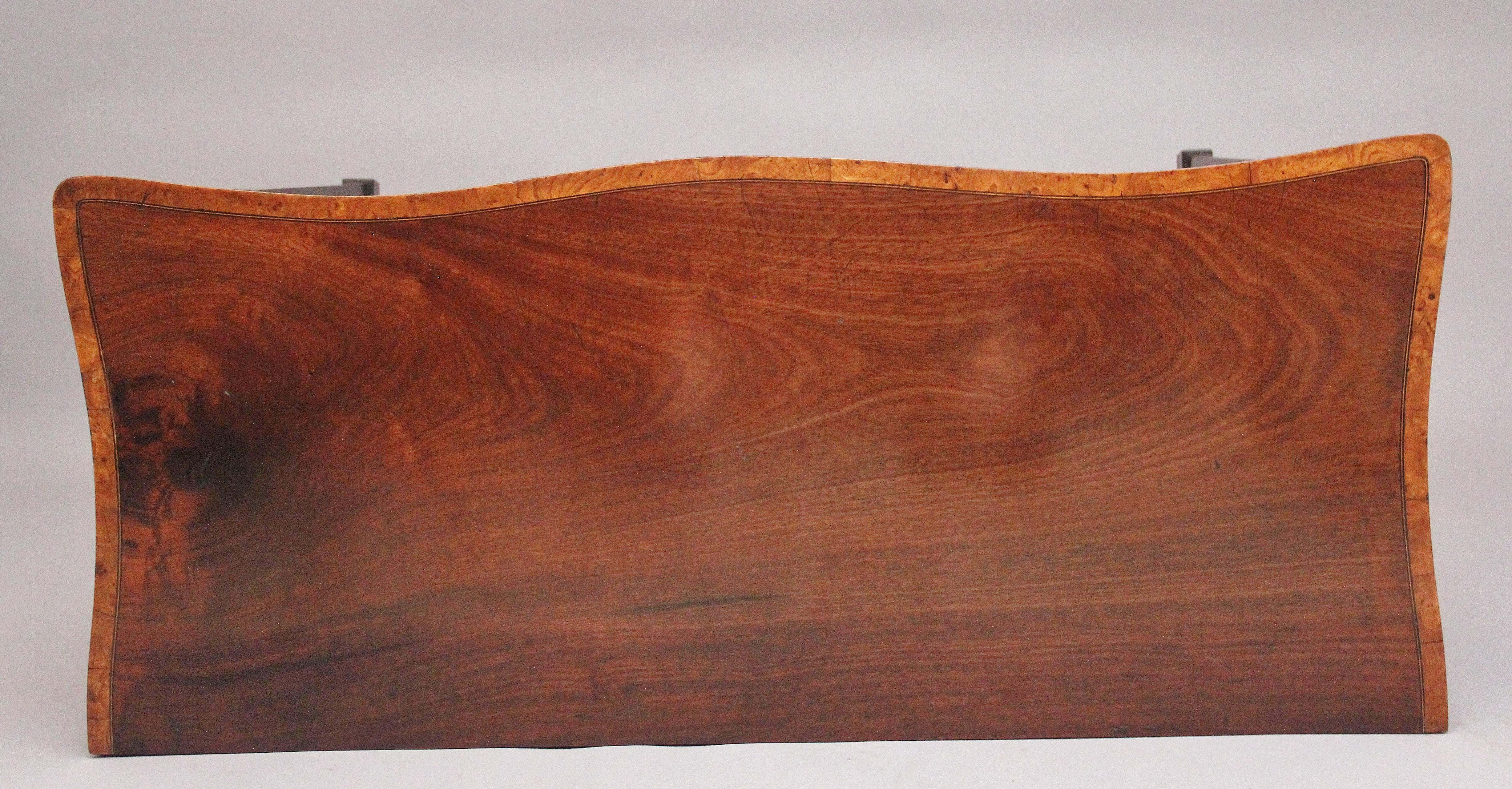 Credenza in mogano e radica di olmo del XIX secolo di 
