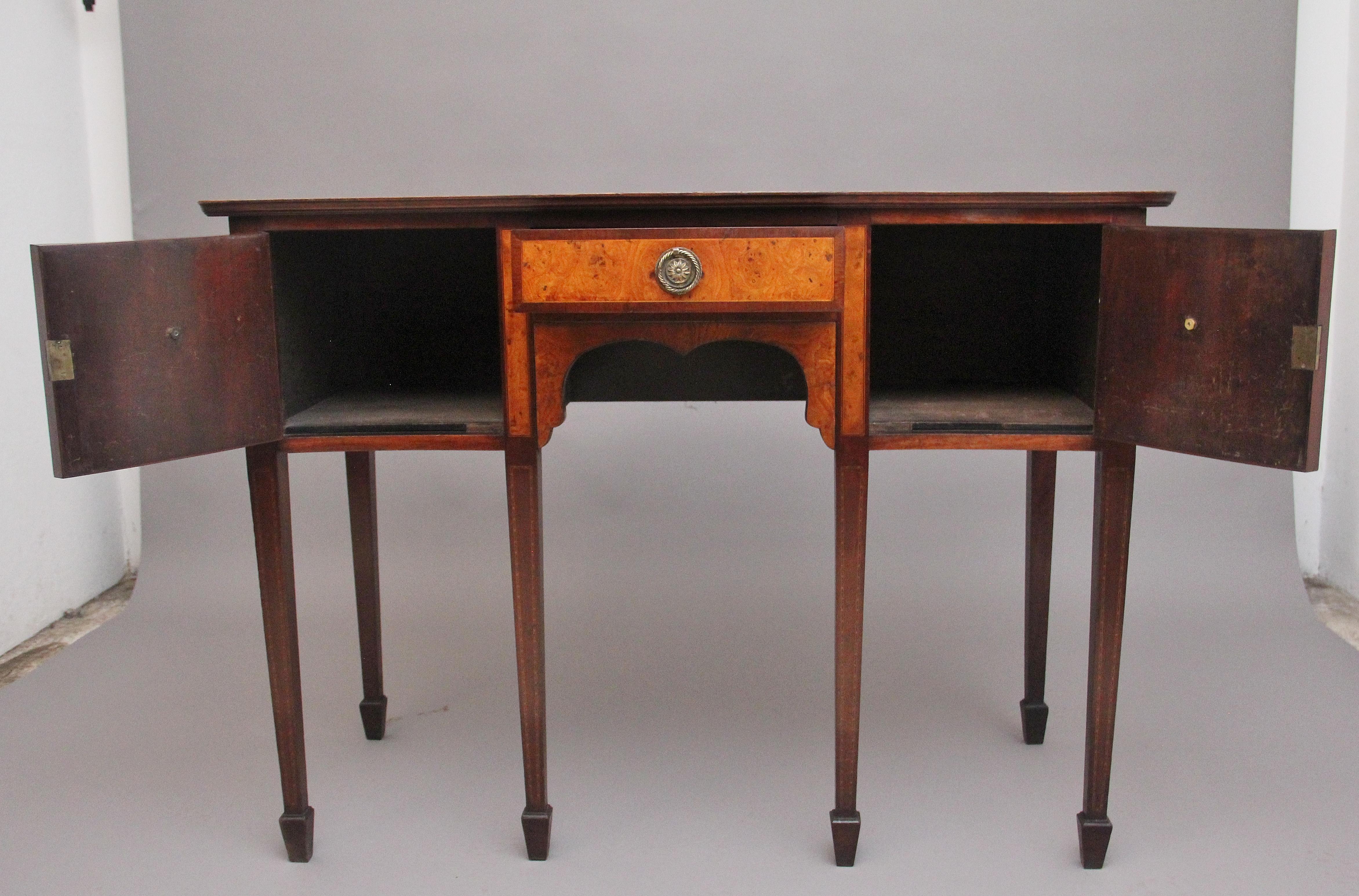 Credenza in mogano e radica di olmo del XIX secolo di 