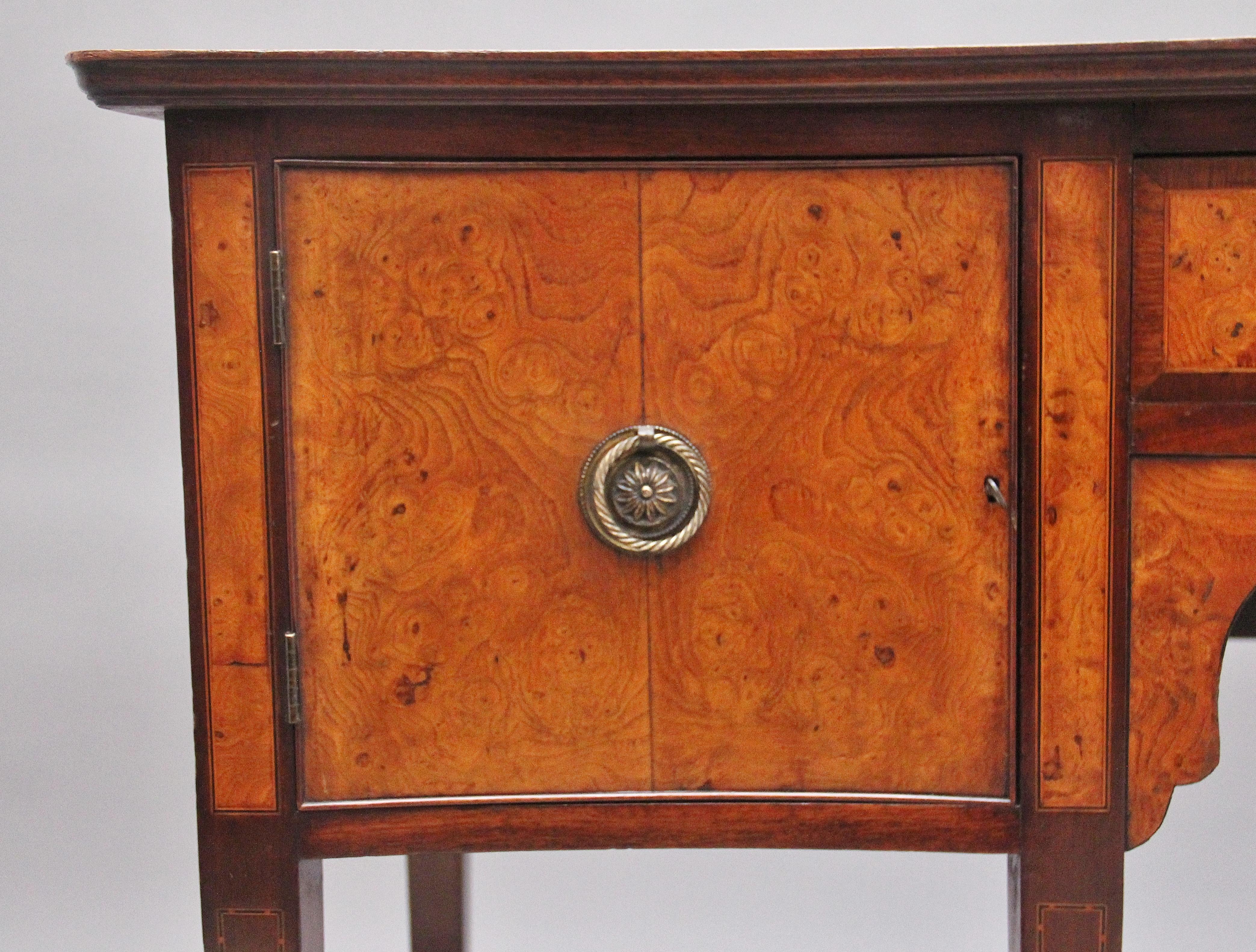 Britannico Credenza in mogano e radica di olmo del XIX secolo di 