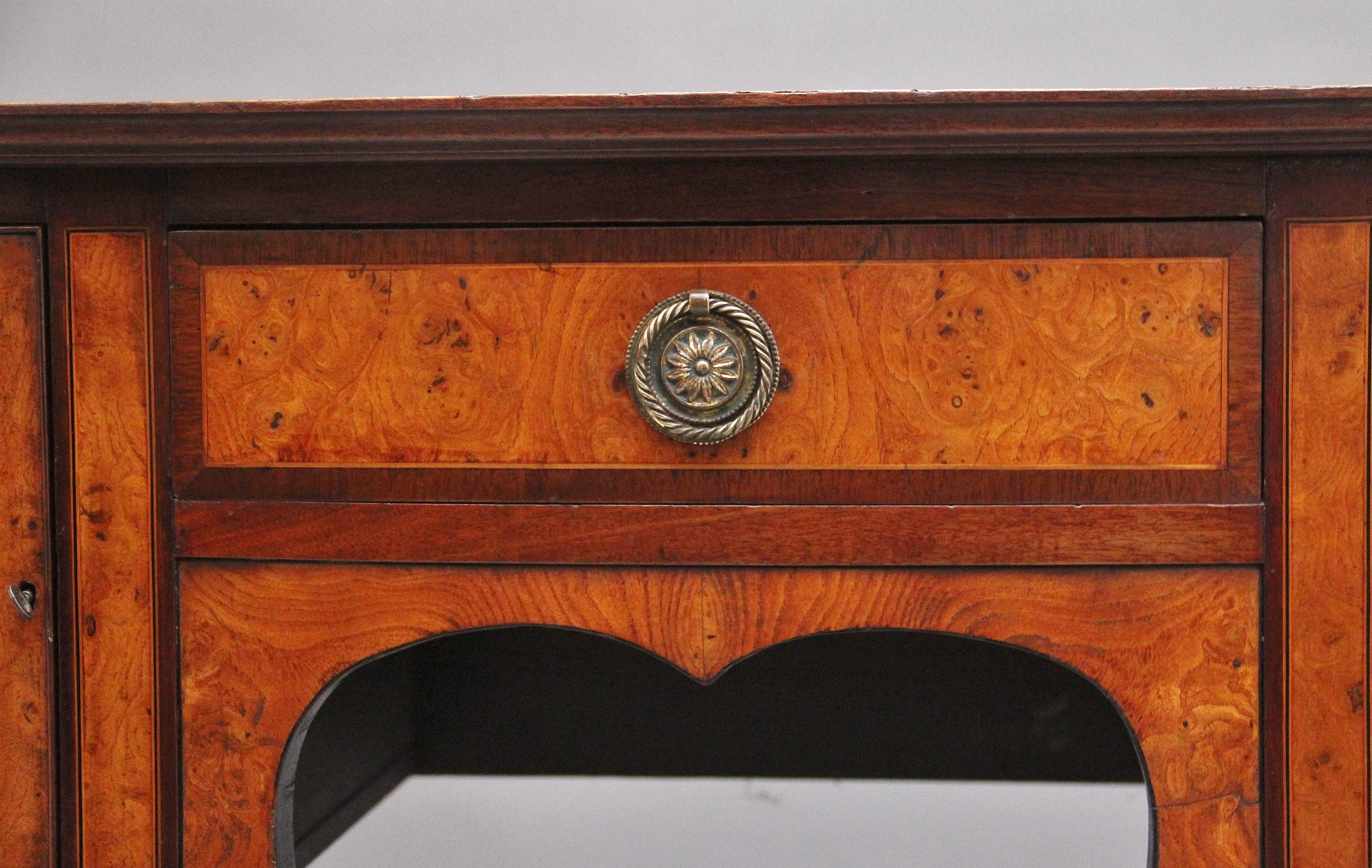 Fine XIX secolo Credenza in mogano e radica di olmo del XIX secolo di 