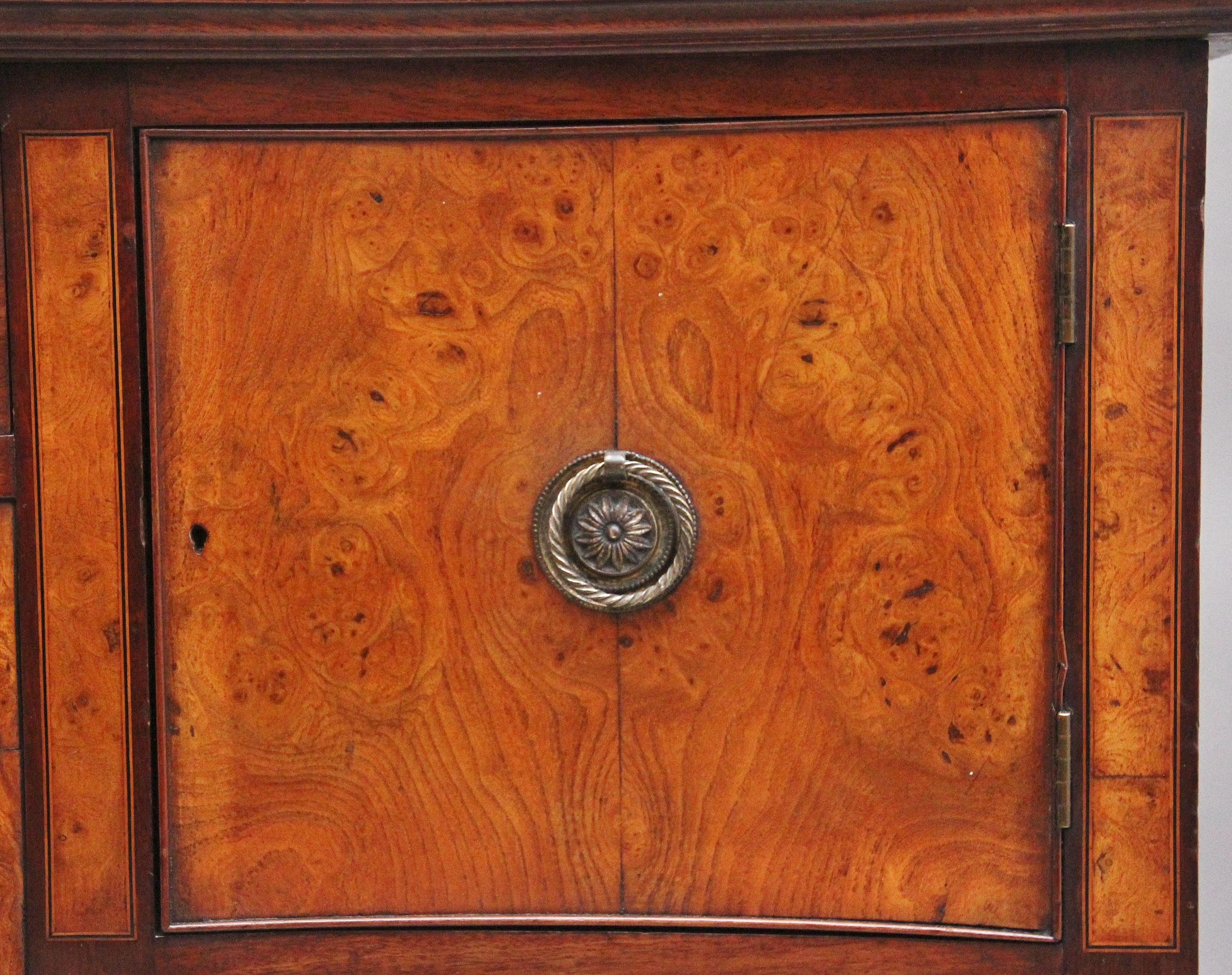 Olmo Credenza in mogano e radica di olmo del XIX secolo di 