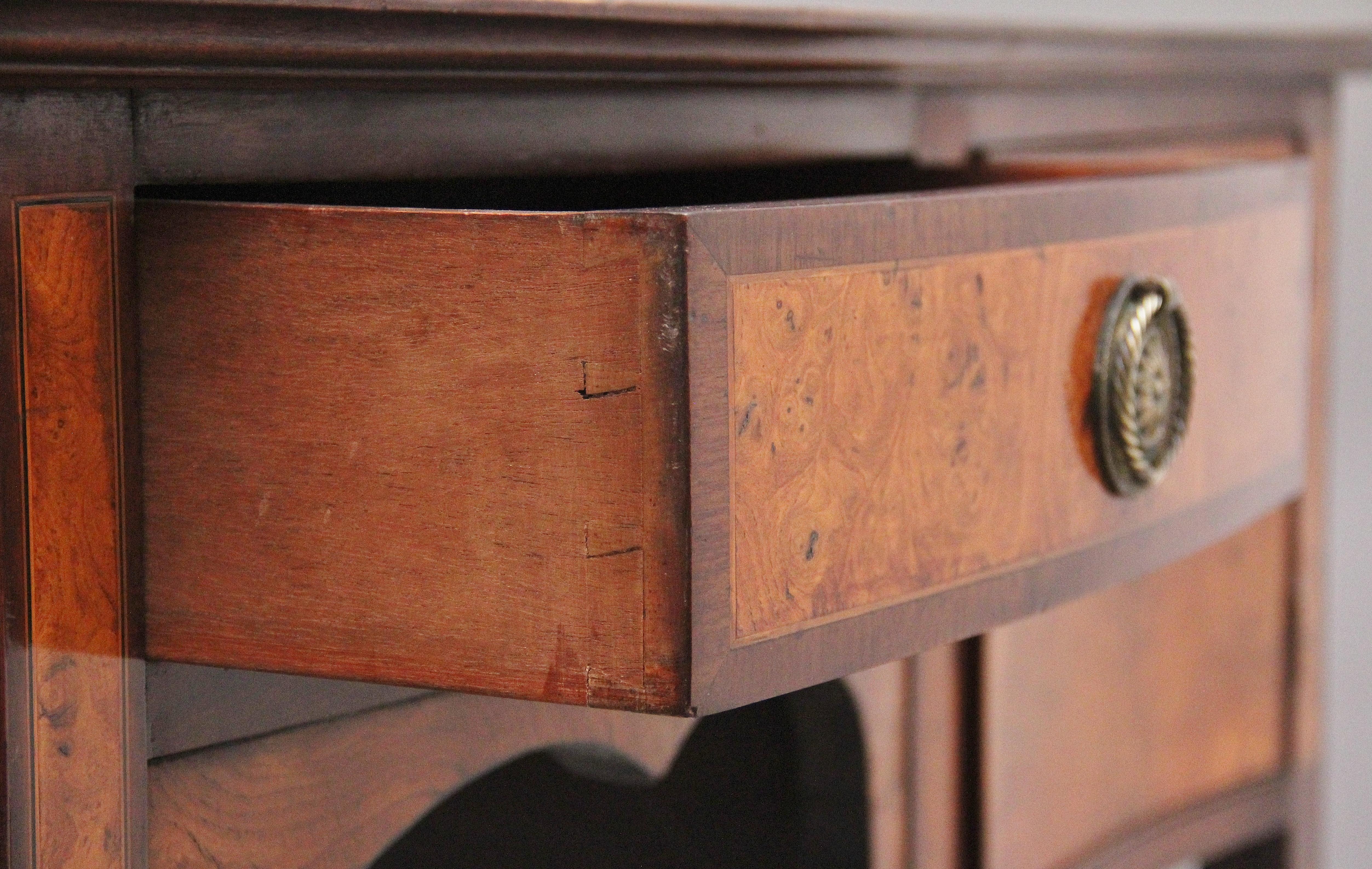 Credenza in mogano e radica di olmo del XIX secolo di 