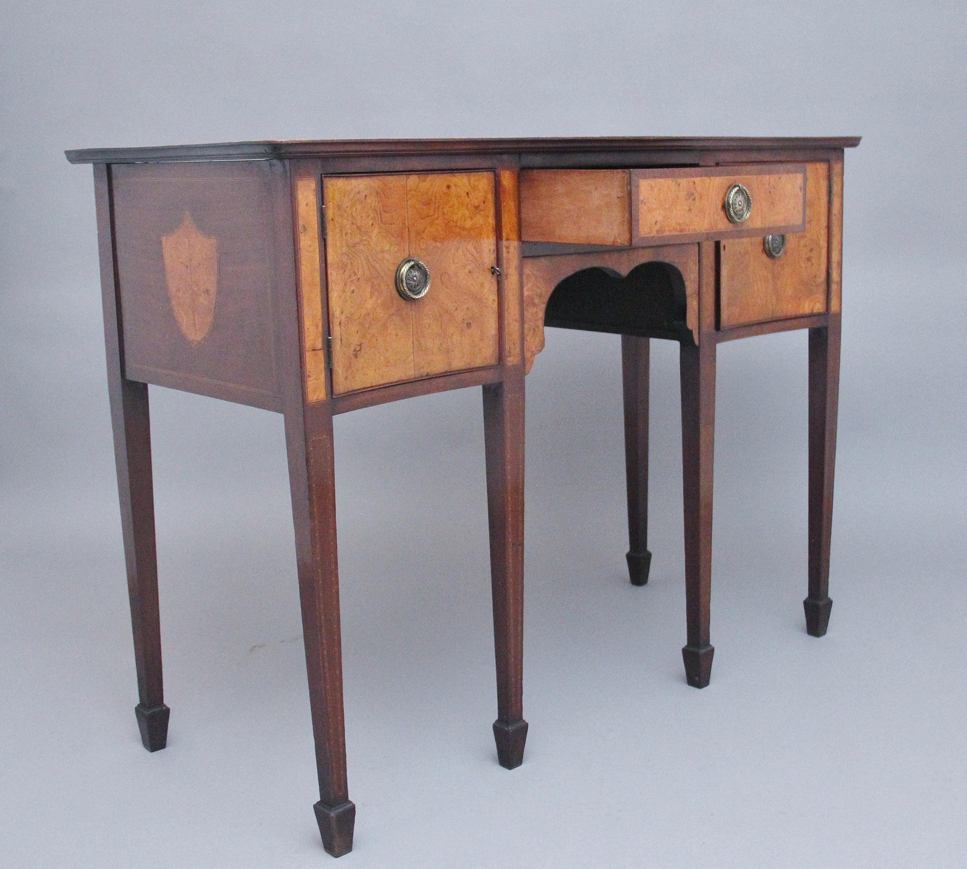 Credenza in mogano e radica di olmo del XIX secolo di 