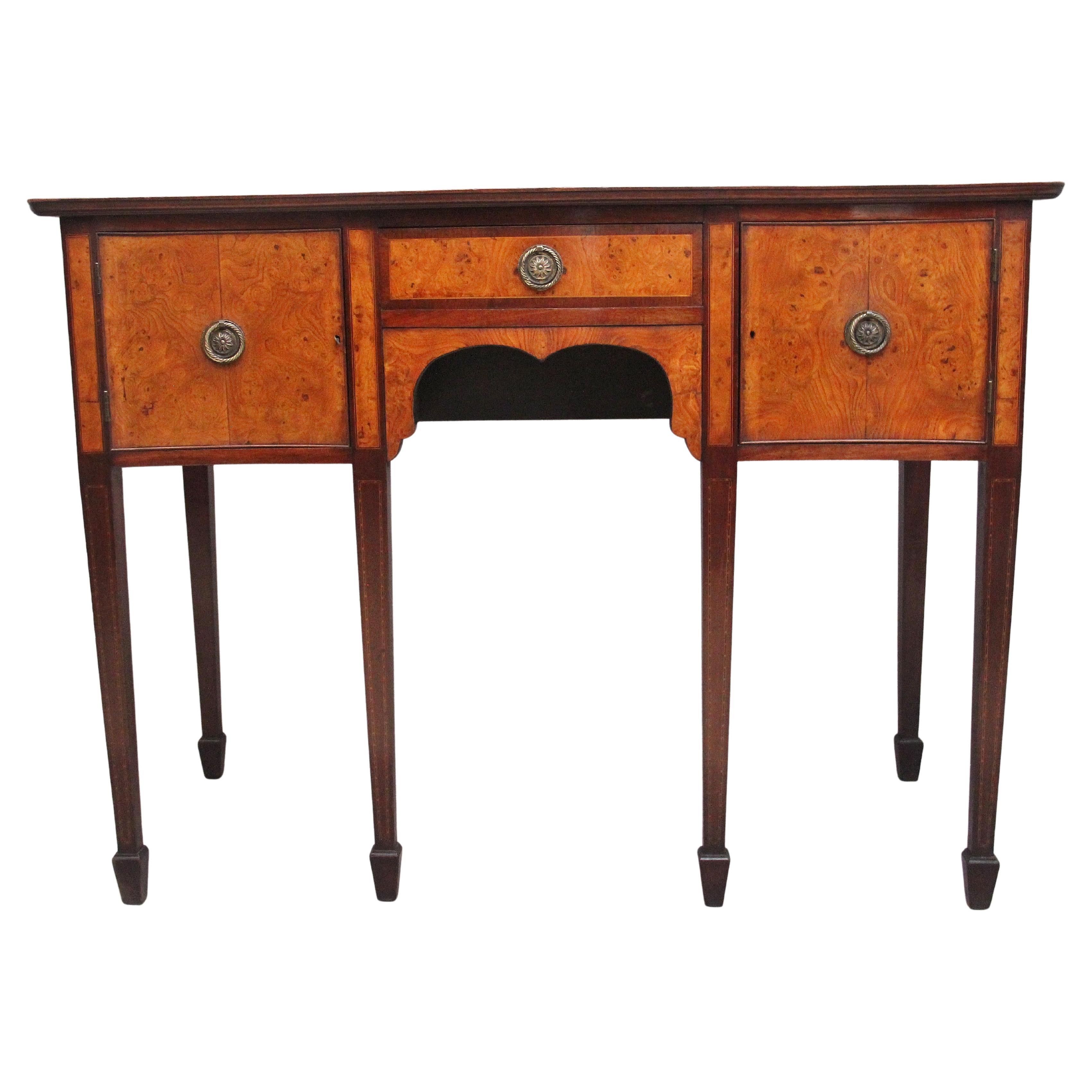 Credenza in mogano e radica di olmo del XIX secolo di "The Woodworkers Ltd, Kilkenny". in vendita