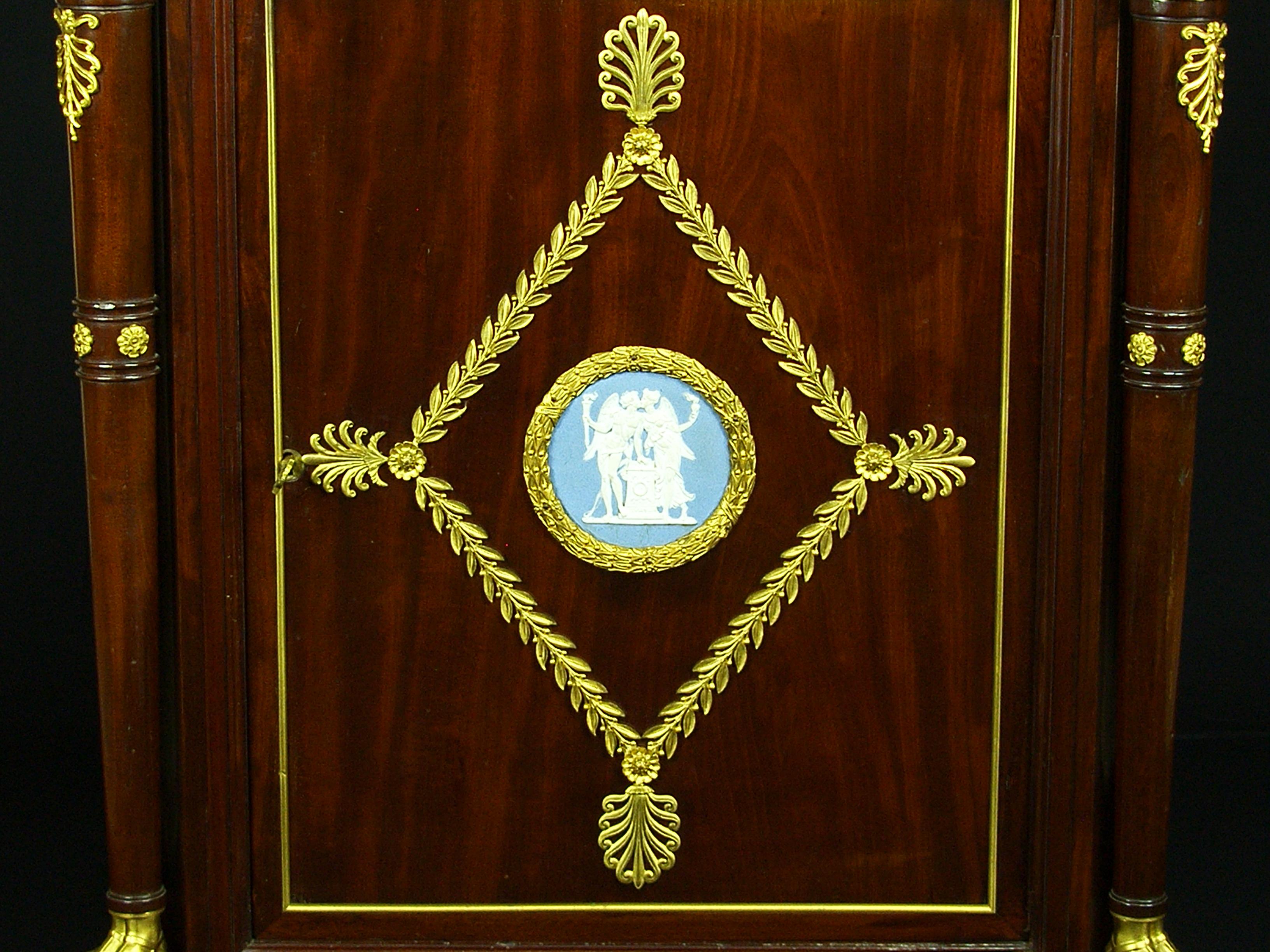 Porcelaine Buffet de style Empire français du 19ème siècle en bois et bronzes dorés en vente