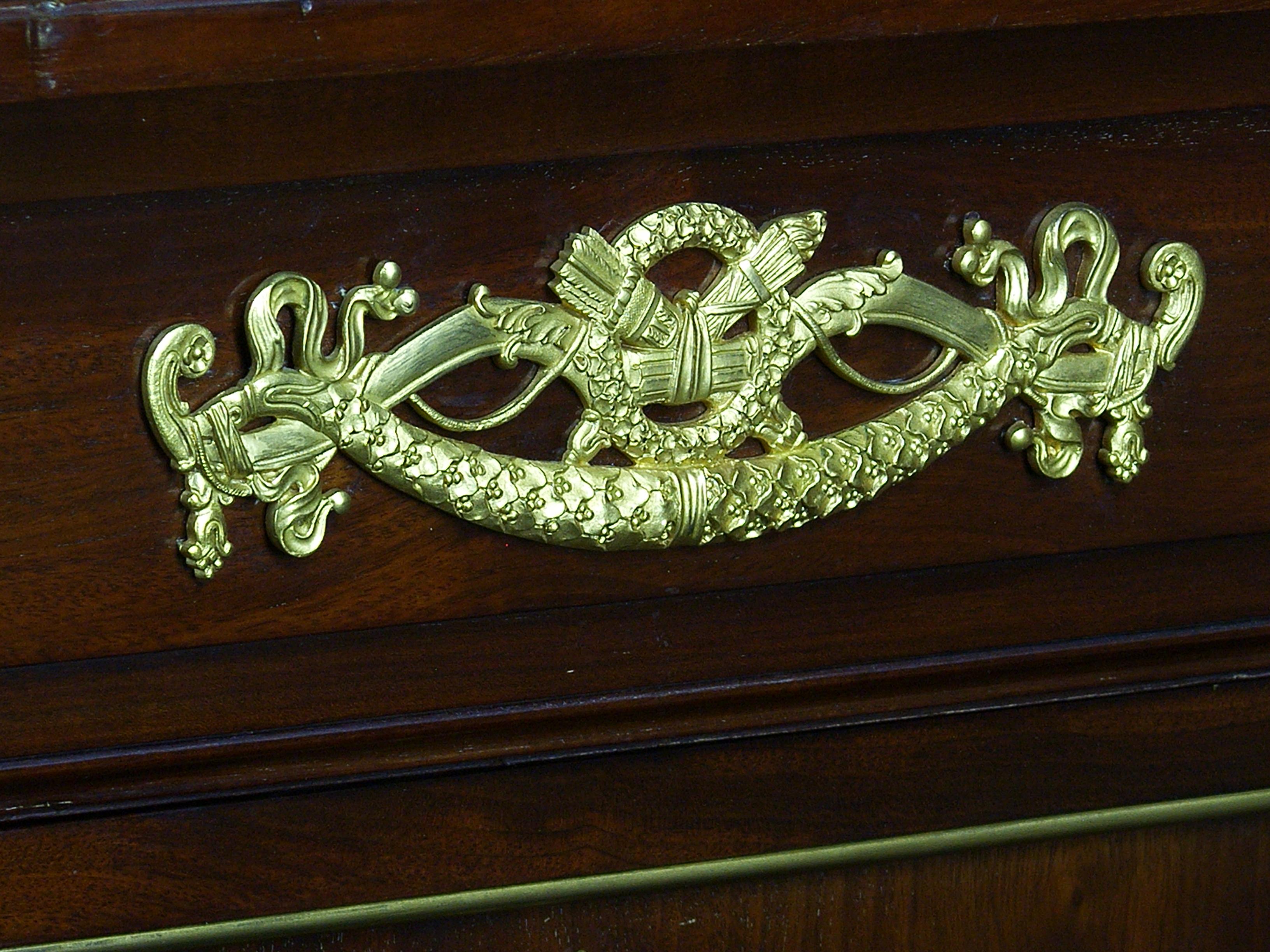 Buffet de style Empire français du 19ème siècle en bois et bronzes dorés en vente 4