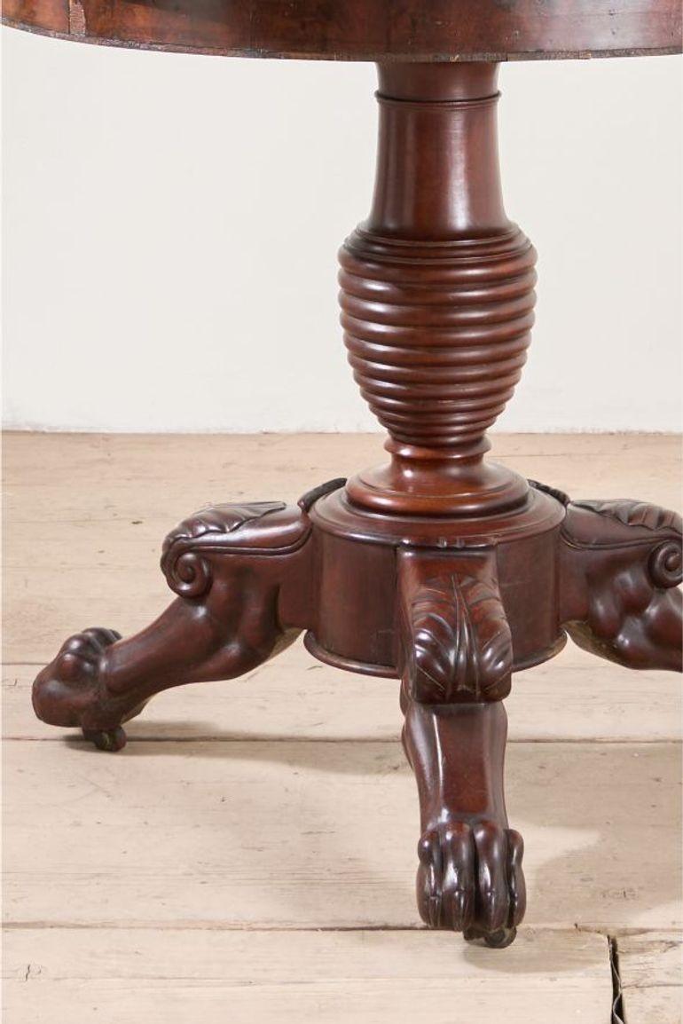 J'aime toujours les tables de Guéridon et celle-ci en est un exemple très intelligent. Base en acajou massif avec une colonne centrale joliment tournée et des pieds en patte finement sculptés avec des détails de feuilles. L'état général est très bon