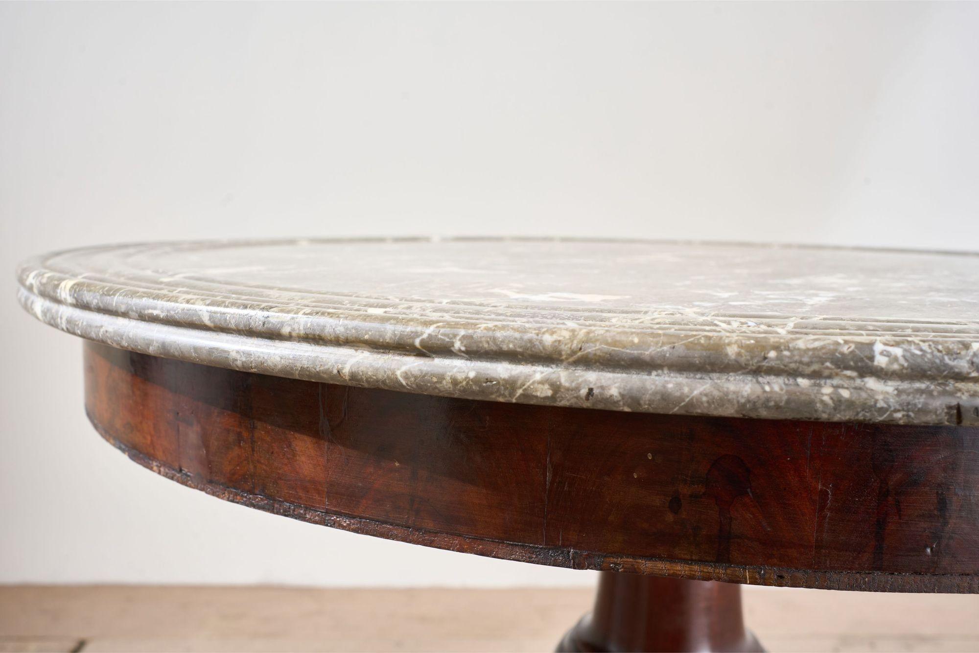 Table Gueridon du 19e siècle en acajou et marbre gris en vente 2