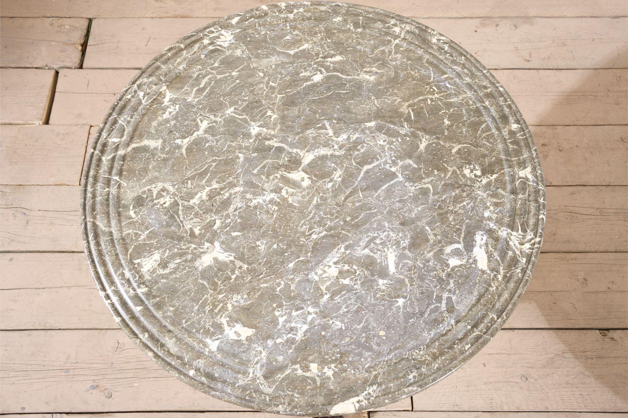 Table Gueridon du 19e siècle en acajou et marbre gris en vente 3