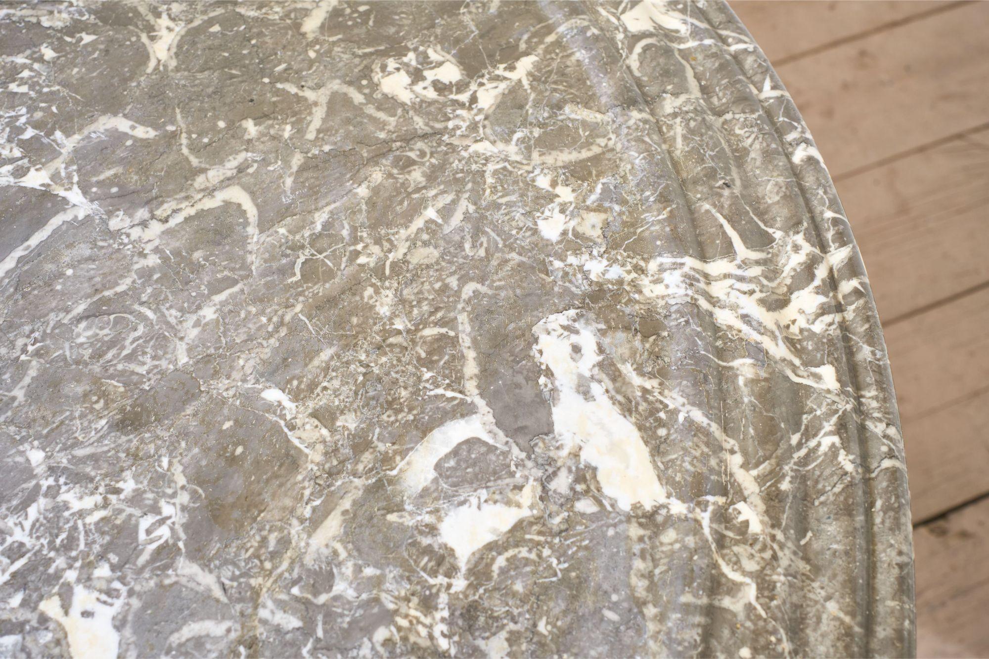 Table Gueridon du 19e siècle en acajou et marbre gris en vente 5