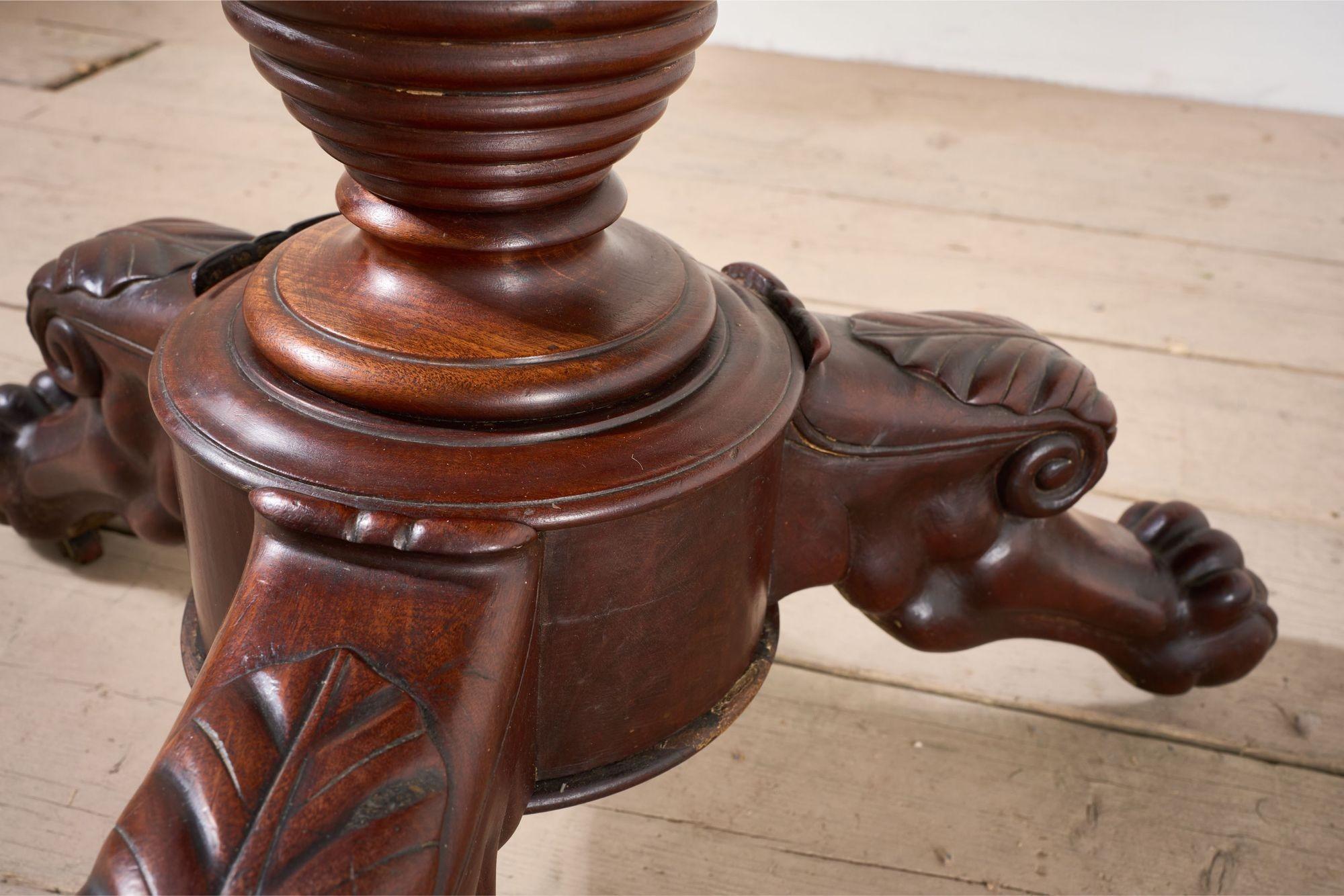 Table Gueridon du 19e siècle en acajou et marbre gris en vente 6