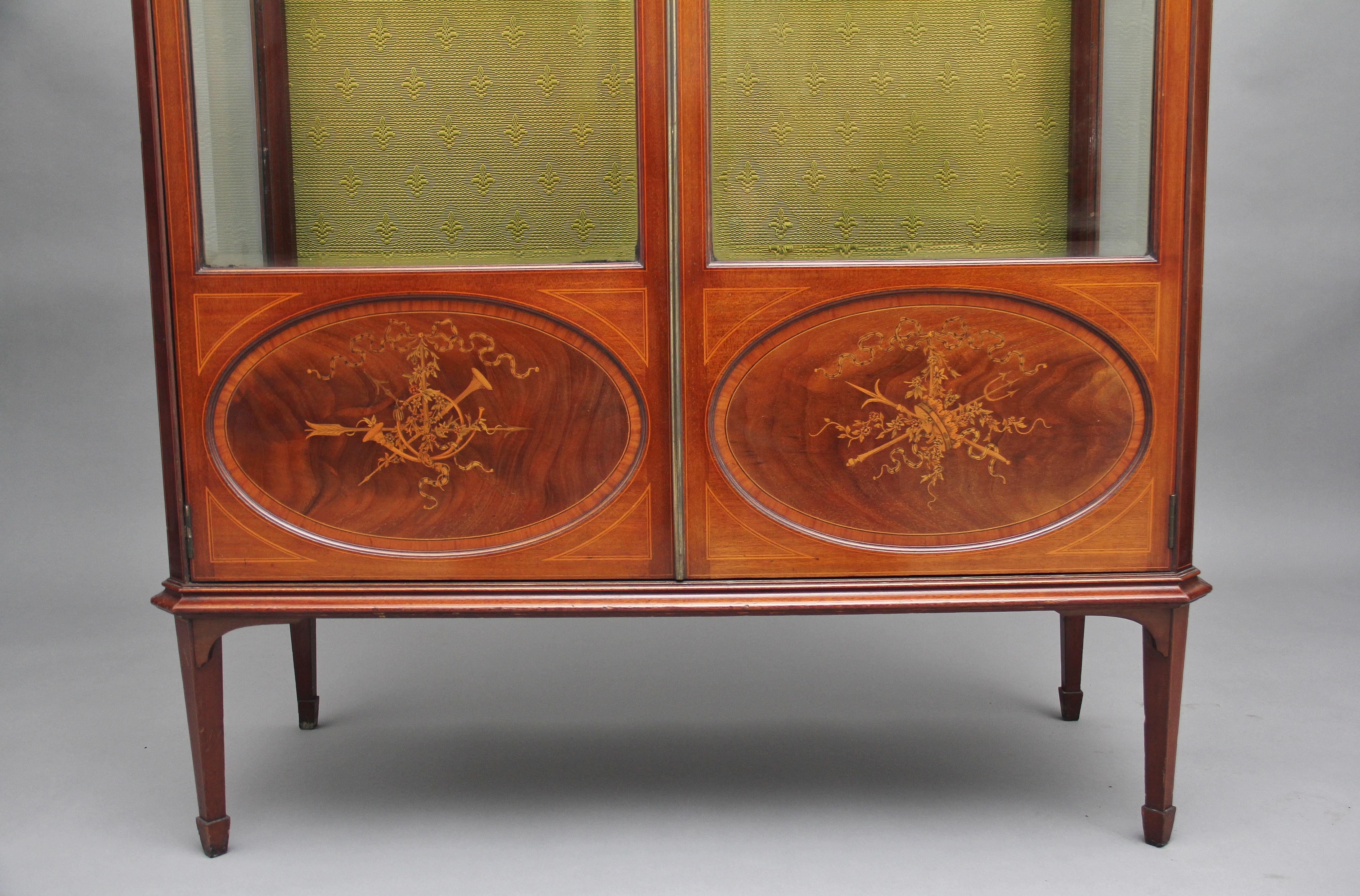 19th Century Mahogany and Inlaid Display Cabinet For Sale 4