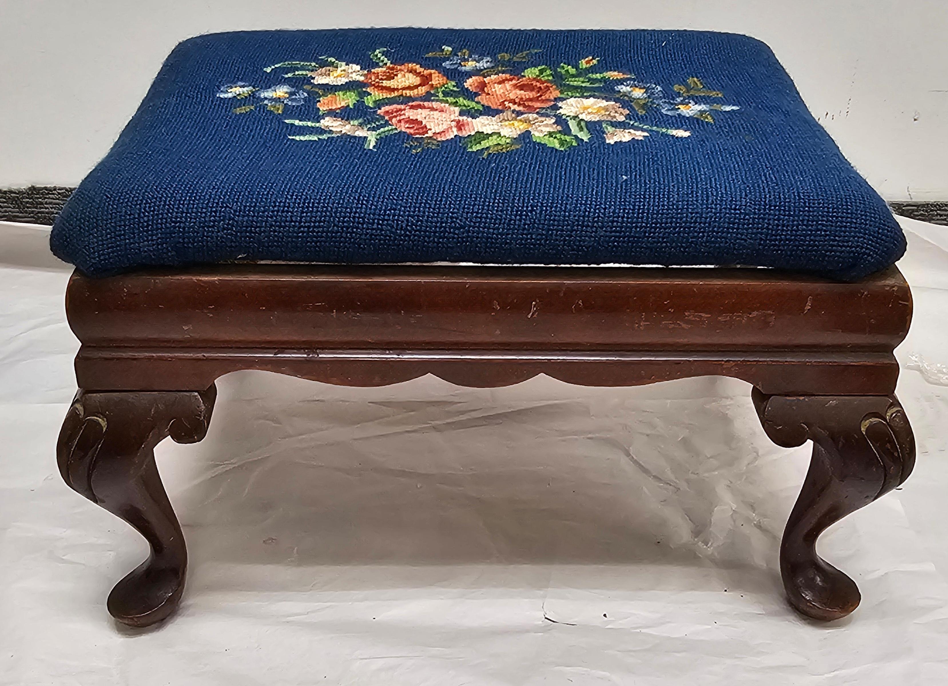 A  Tabouret du 19ème siècle en acajou et point d'aiguille bleu.
Mesure 19