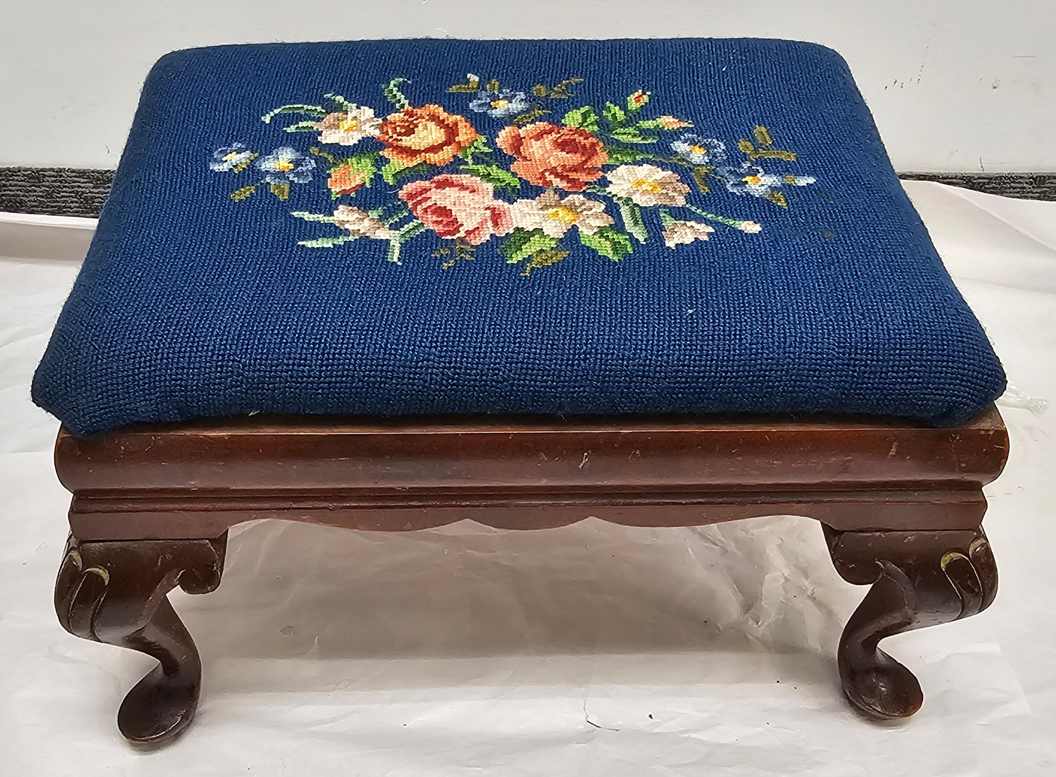 Fédéral Tabouret en acajou et point d'aiguille du 19ème siècle. en vente