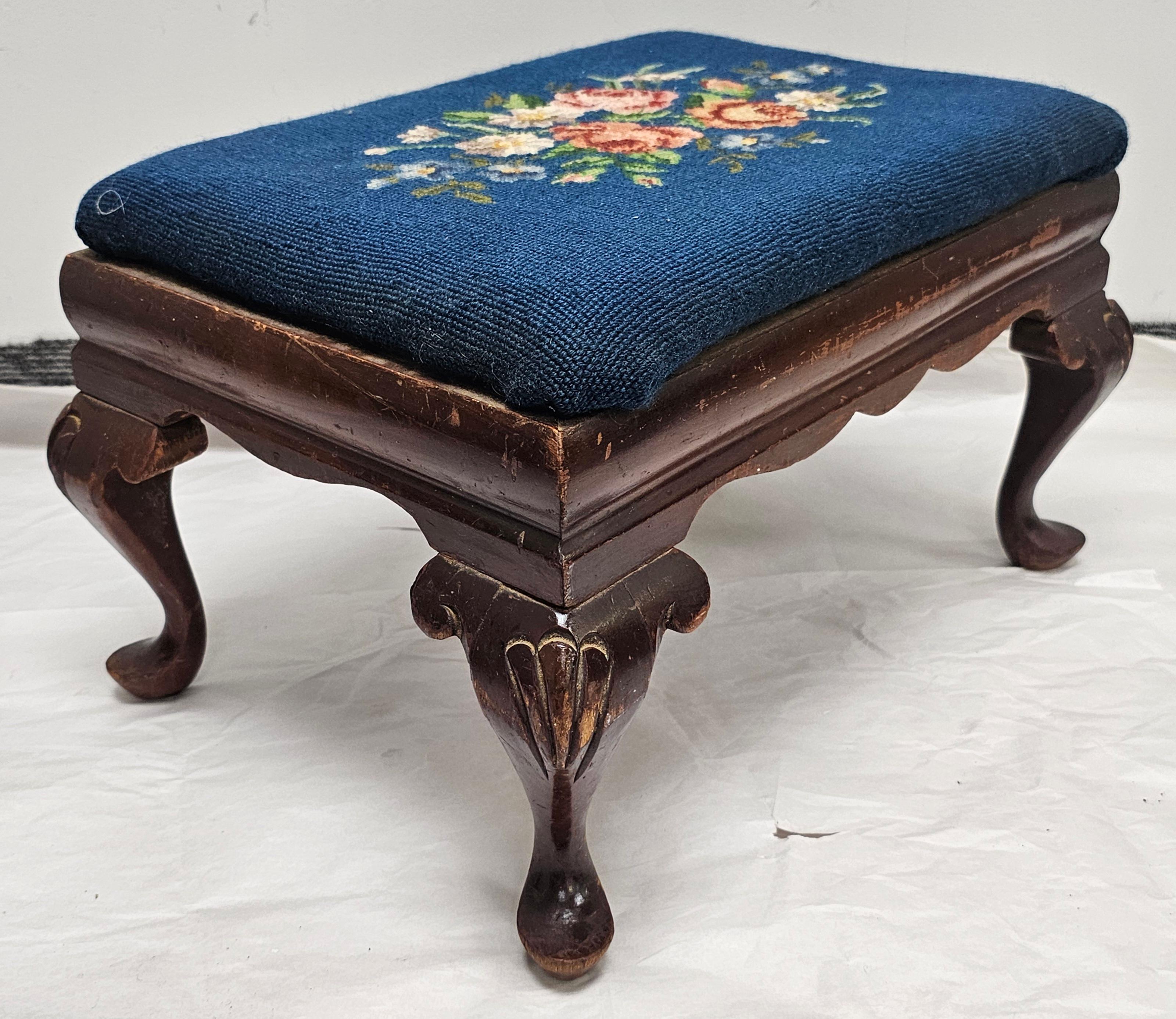 Américain Tabouret en acajou et point d'aiguille du 19ème siècle. en vente