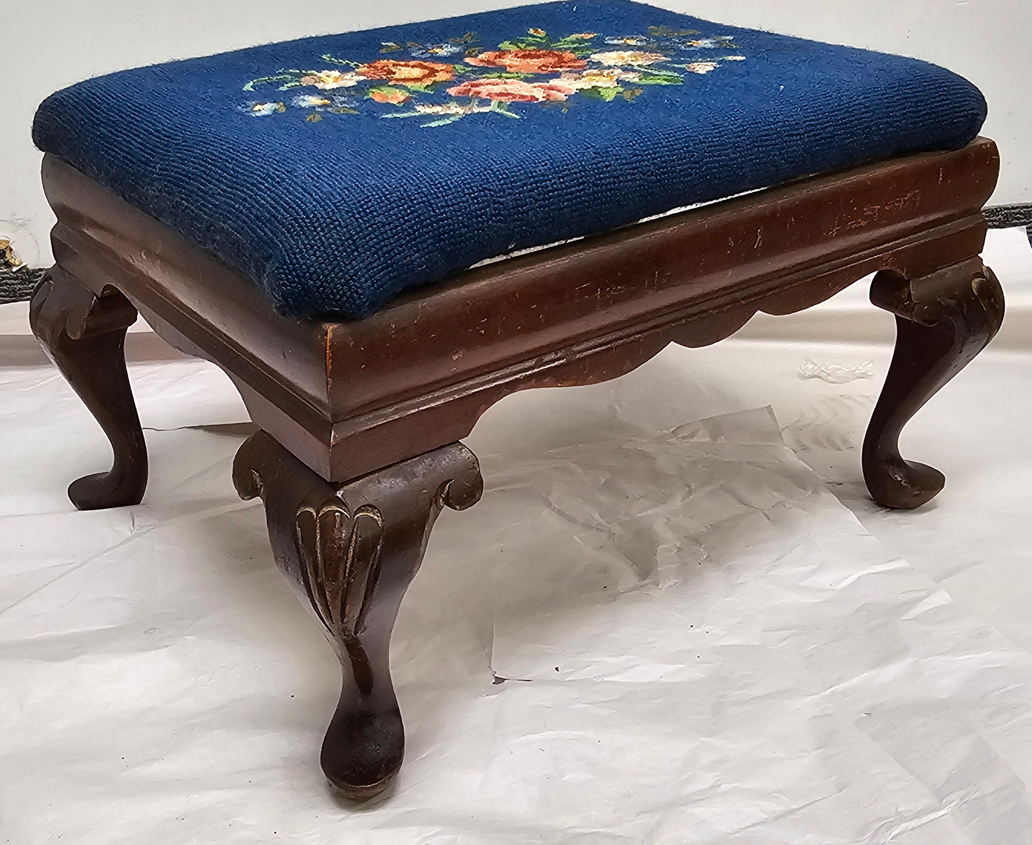 Tacheté Tabouret en acajou et point d'aiguille du 19ème siècle. en vente