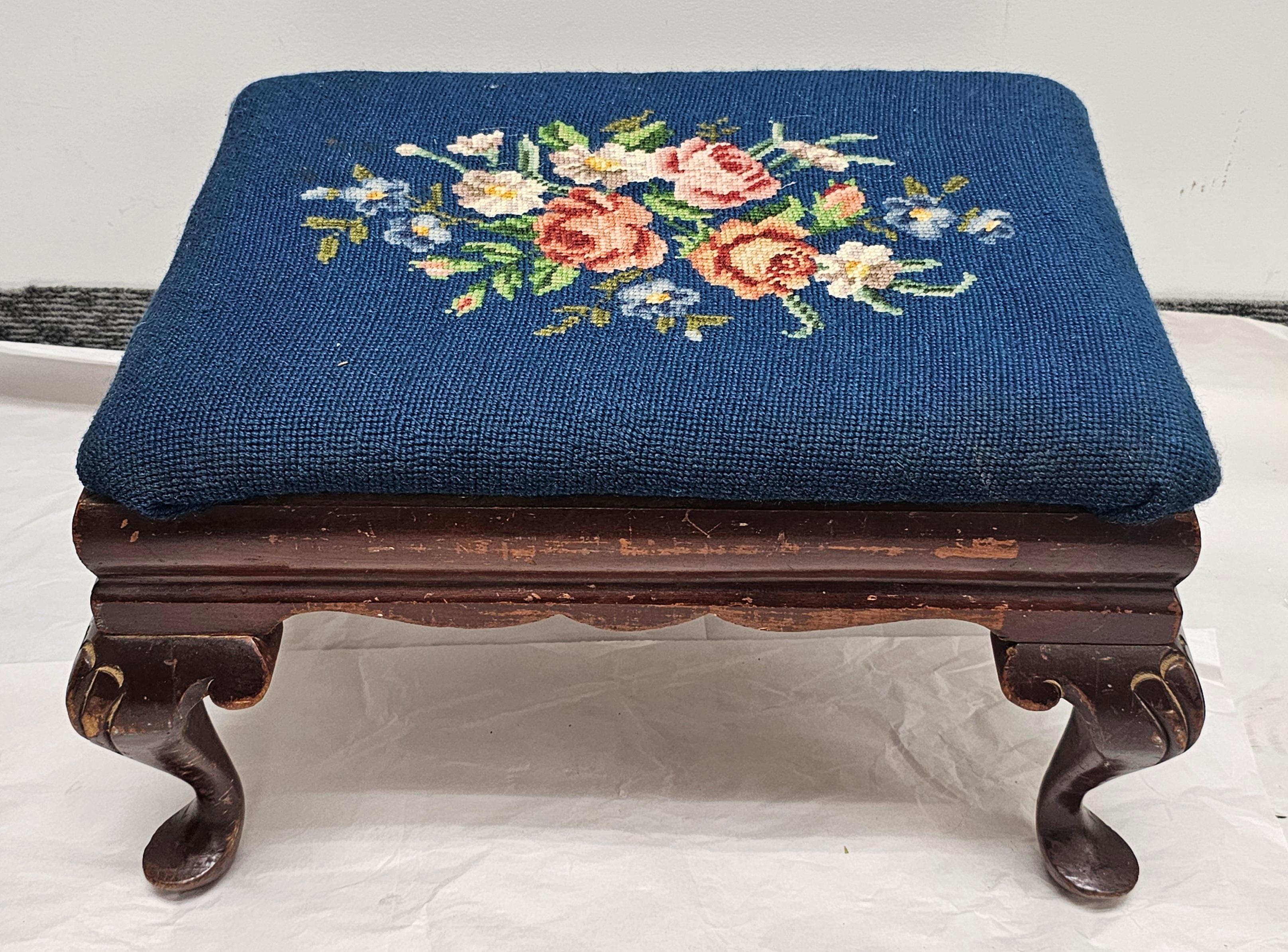 Tabouret en acajou et point d'aiguille du 19ème siècle. Bon état - En vente à Germantown, MD