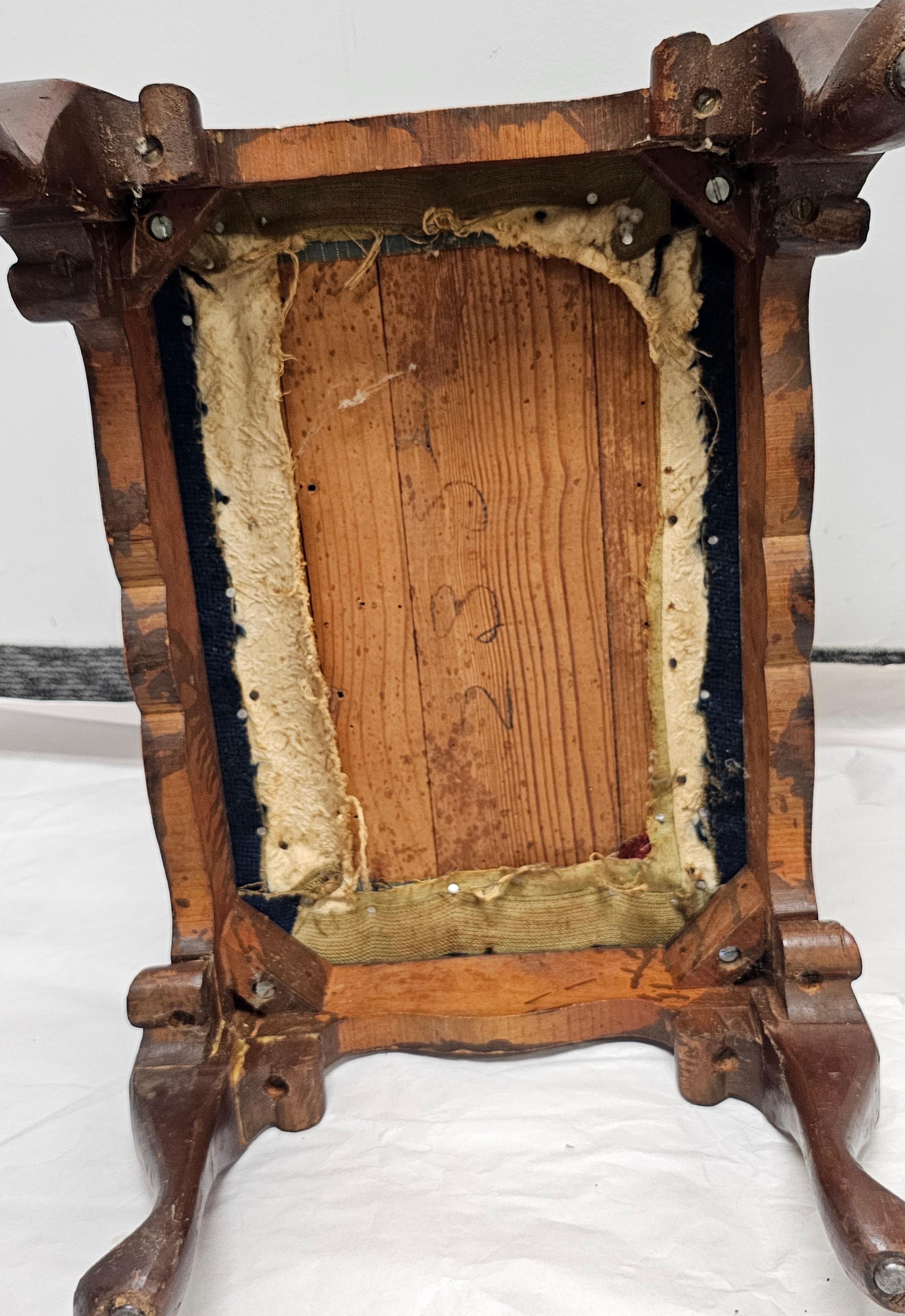 XIXe siècle Tabouret en acajou et point d'aiguille du 19ème siècle. en vente