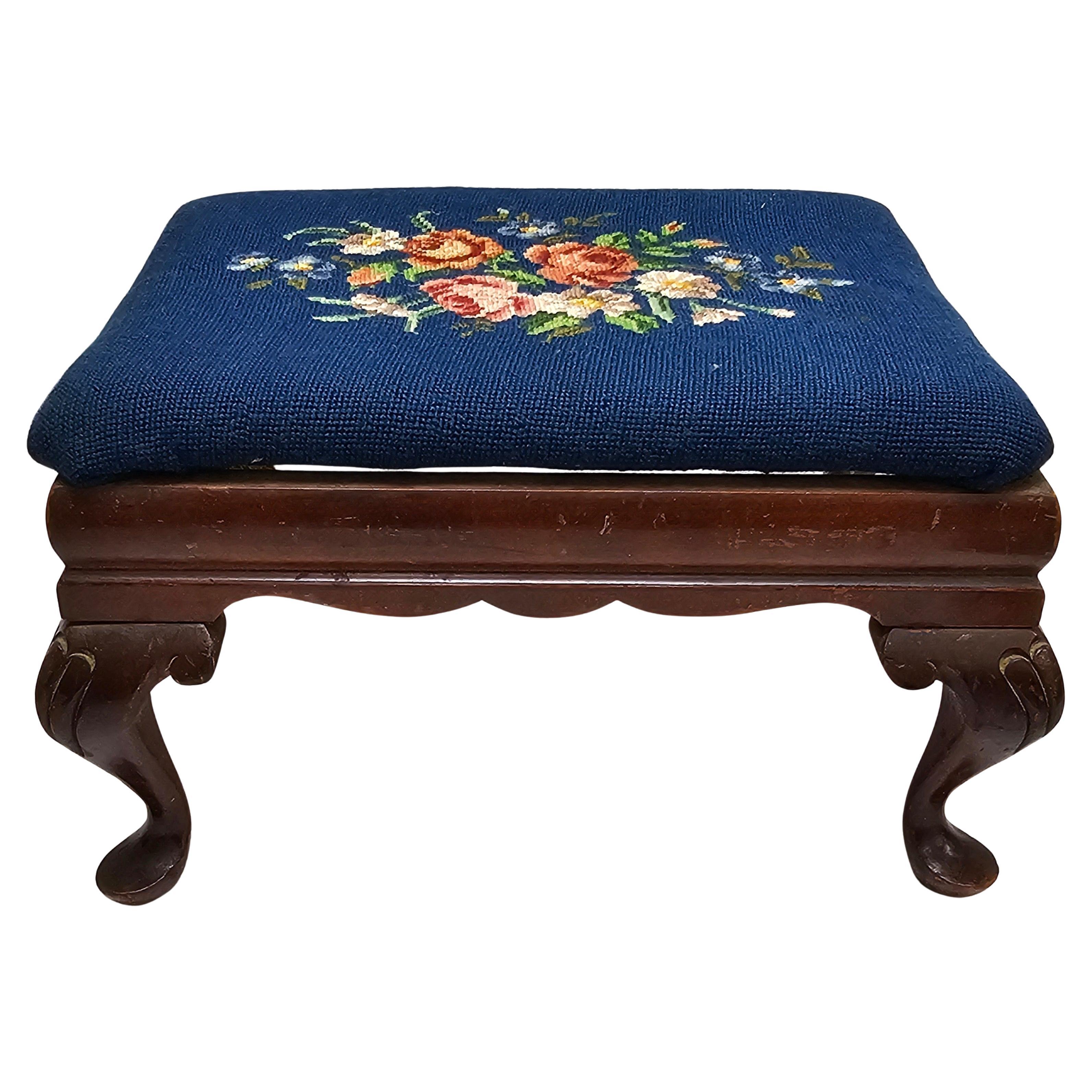 Tabouret en acajou et point d'aiguille du 19ème siècle. en vente