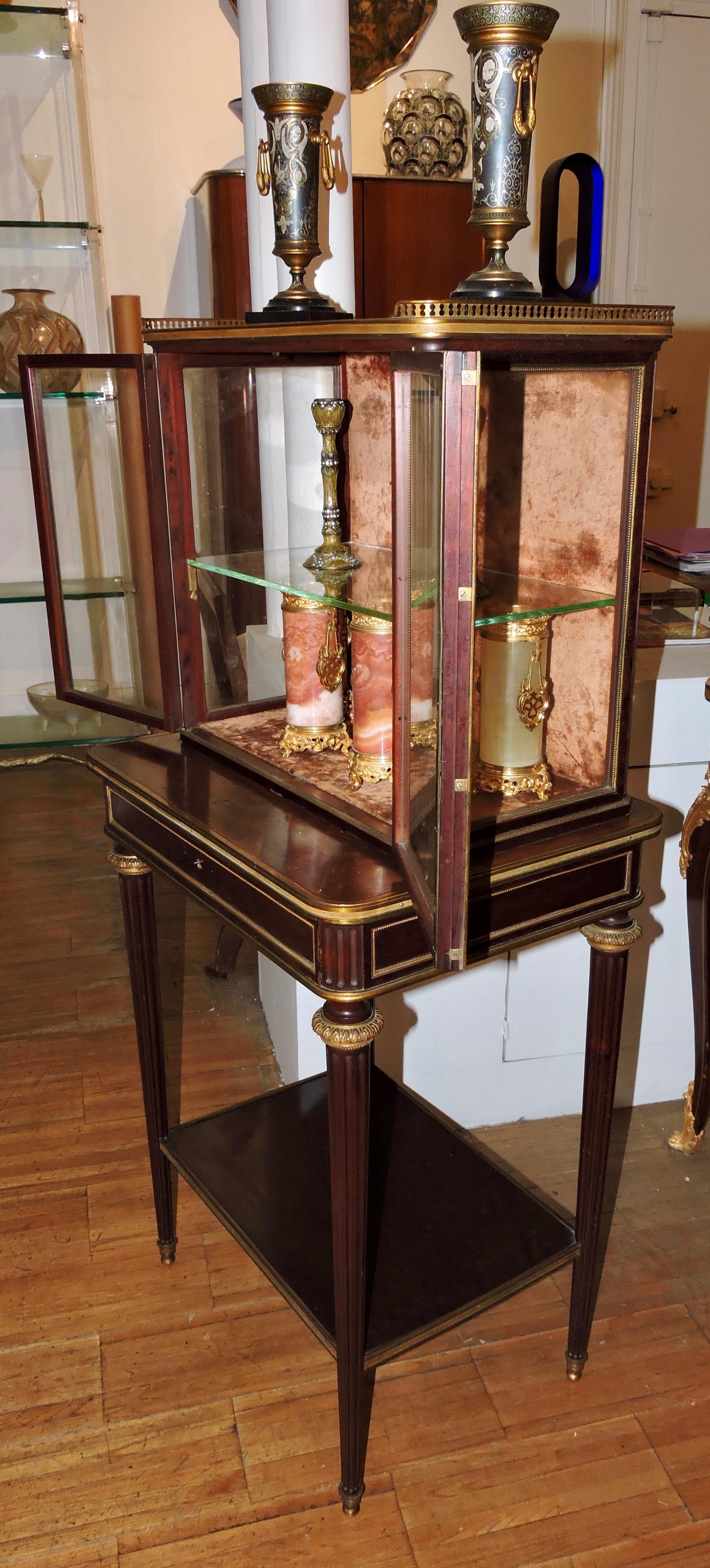 19th Century Mahogany and Ormolu Cabinet Table and Display Window In Good Condition In Saint-Ouen, FR
