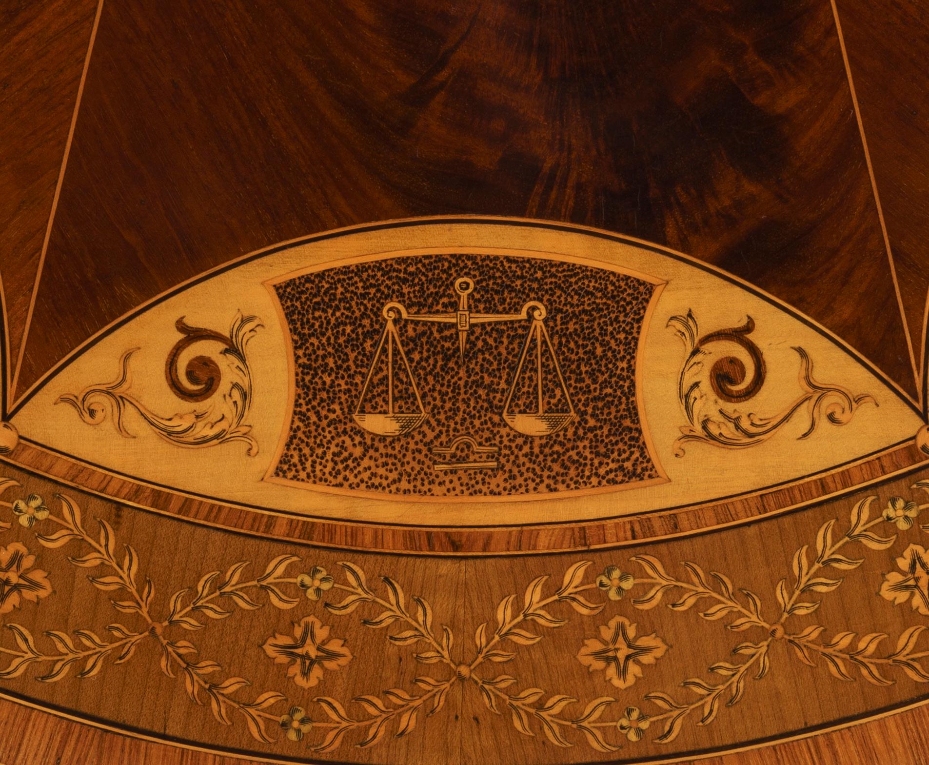 Table centrale en acajou et marqueterie de bois de satin du XIXe siècle en vente 1