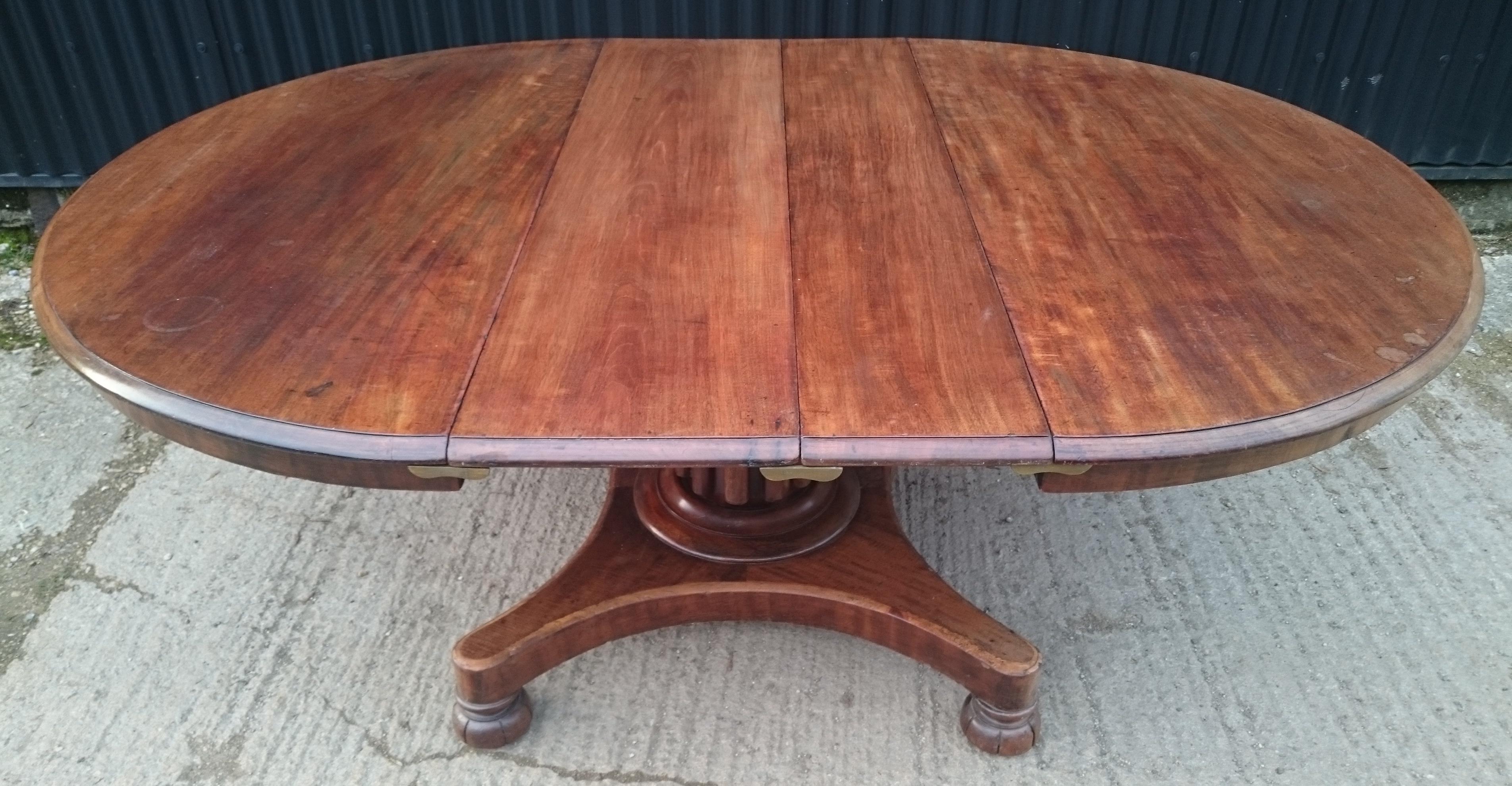 Victorian 19th Century Mahogany Antique Extending Breakfast Dining Table For Sale