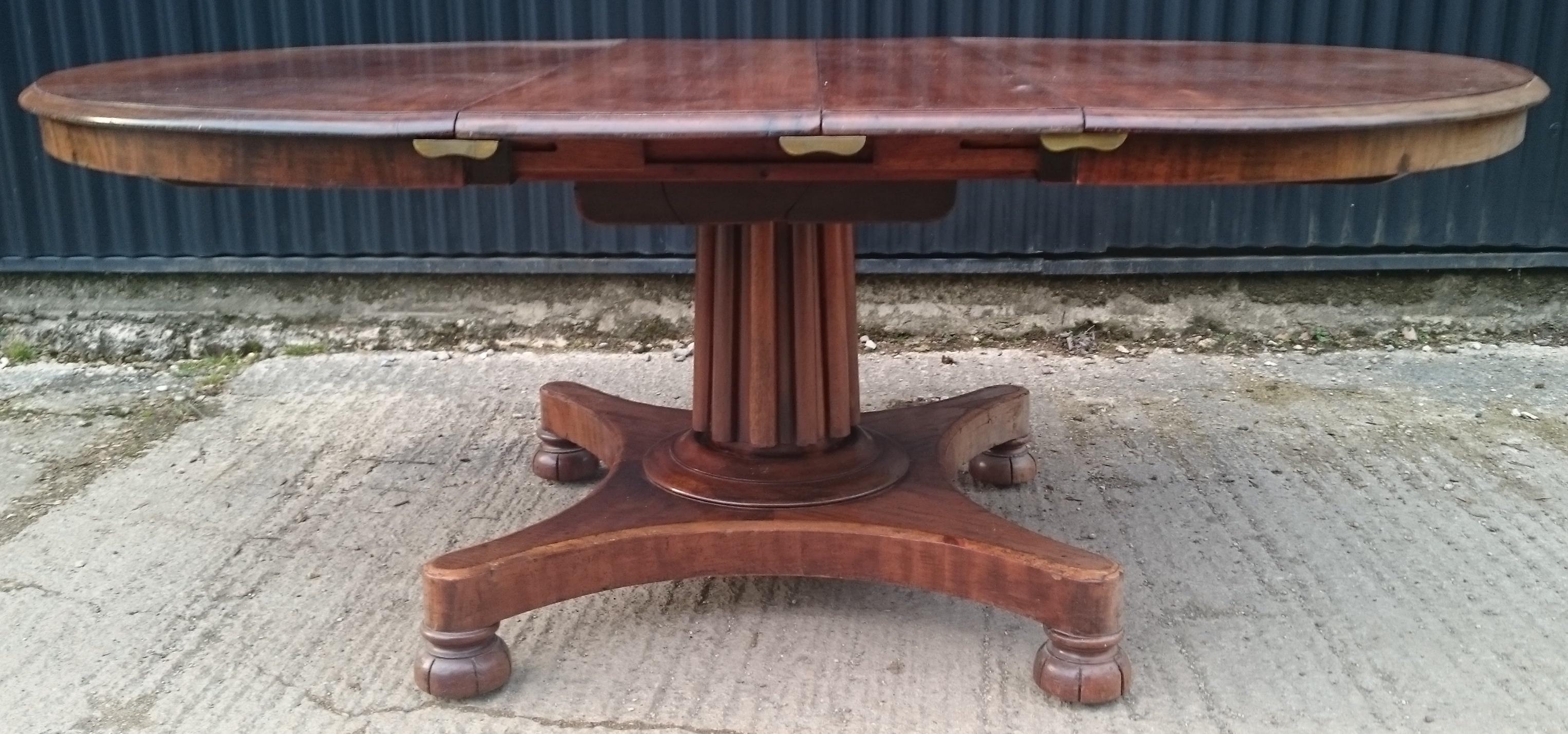 19th Century Mahogany Antique Extending Breakfast Dining Table In Good Condition For Sale In Gloucestershire, GB