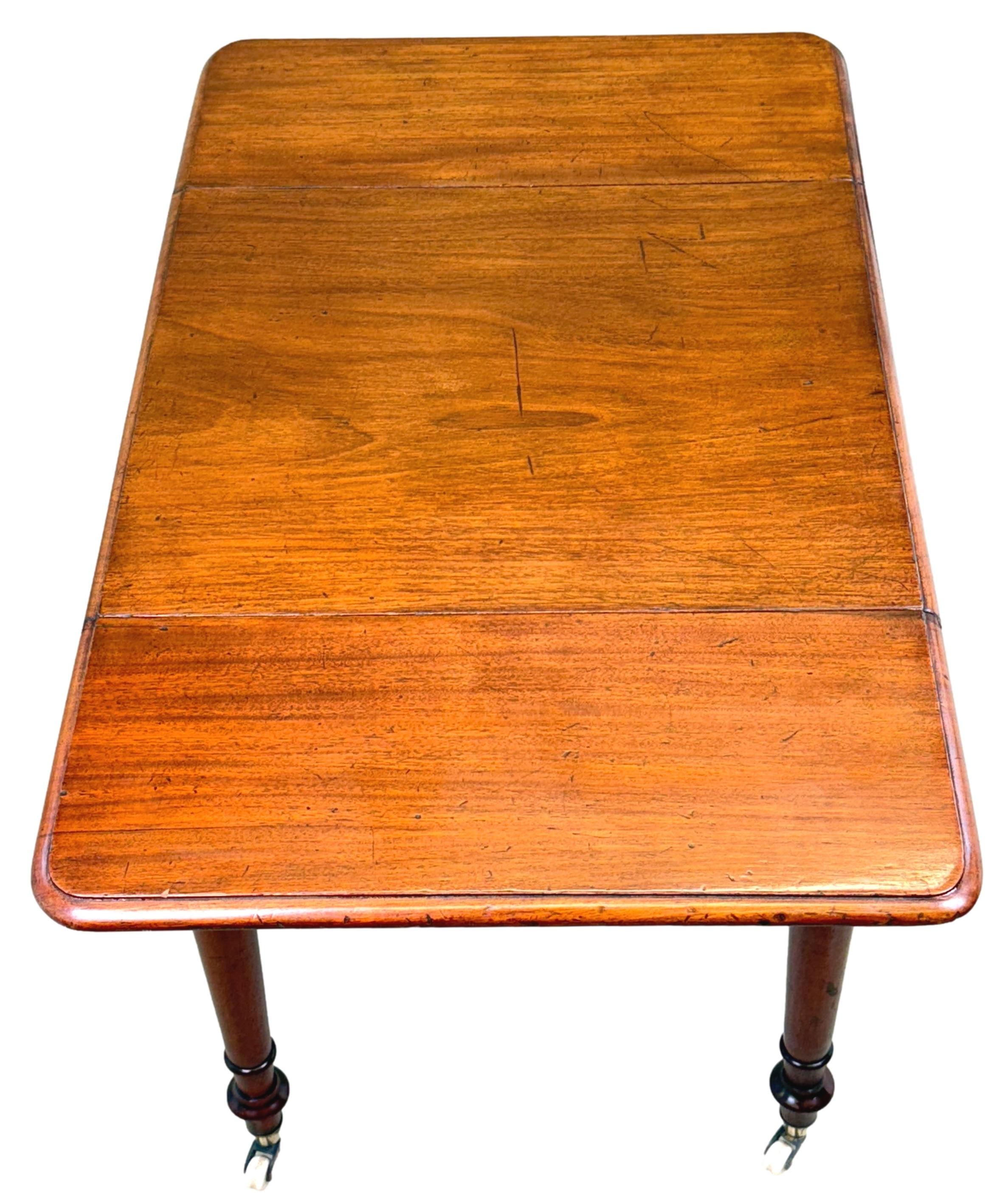 Eine gute Qualität Mitte des 19. Jahrhunderts, viktorianischen Zeit, Mahagoni Baby Pembroke Tabelle, mit gut Figured Drop Flap rechteckige Top, über zwei Fries Schubladen, mit Ersatz Messing gedreht Knöpfe, durch zwei falsche Schubladen auf der