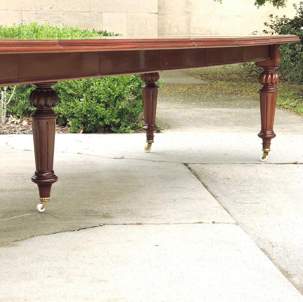 19th Century Mahogany Banquet Table with 5 Leaves 4