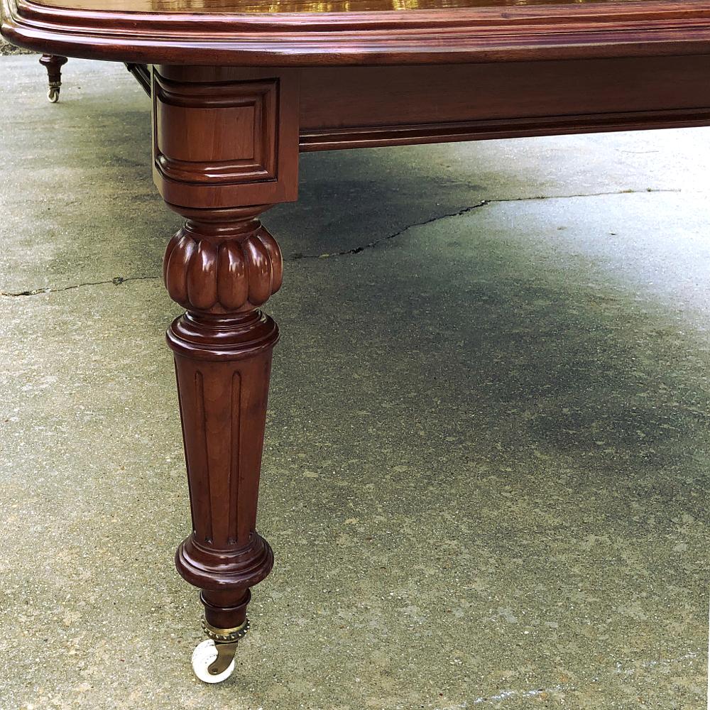 19th Century Mahogany Banquet Table with 5 Leaves 5