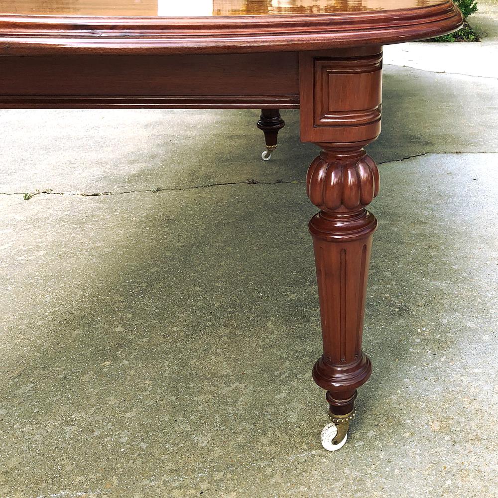19th Century Mahogany Banquet Table with 5 Leaves 6